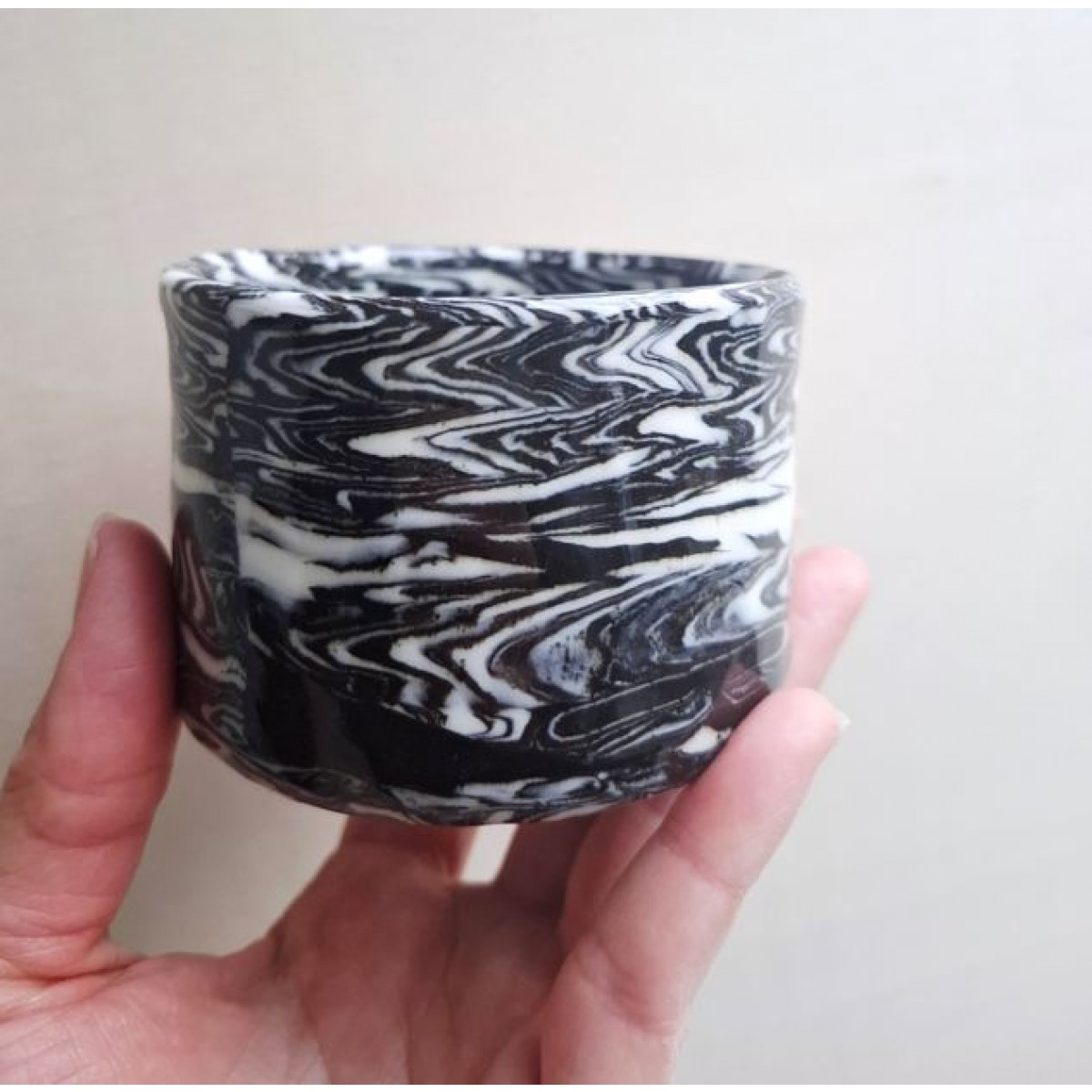 Skelini – Kaffeetasse aus Porzellan in Schwarz-Weiß