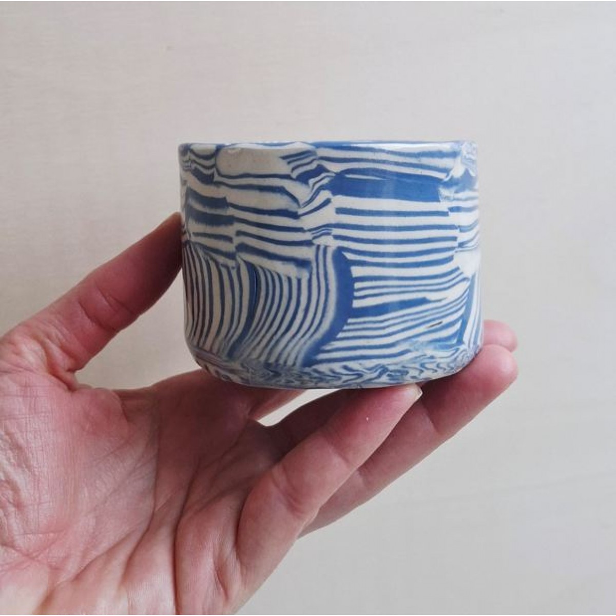 Skelini - Kaffeetasse aus Keramik - blau-cremige Farbkombination