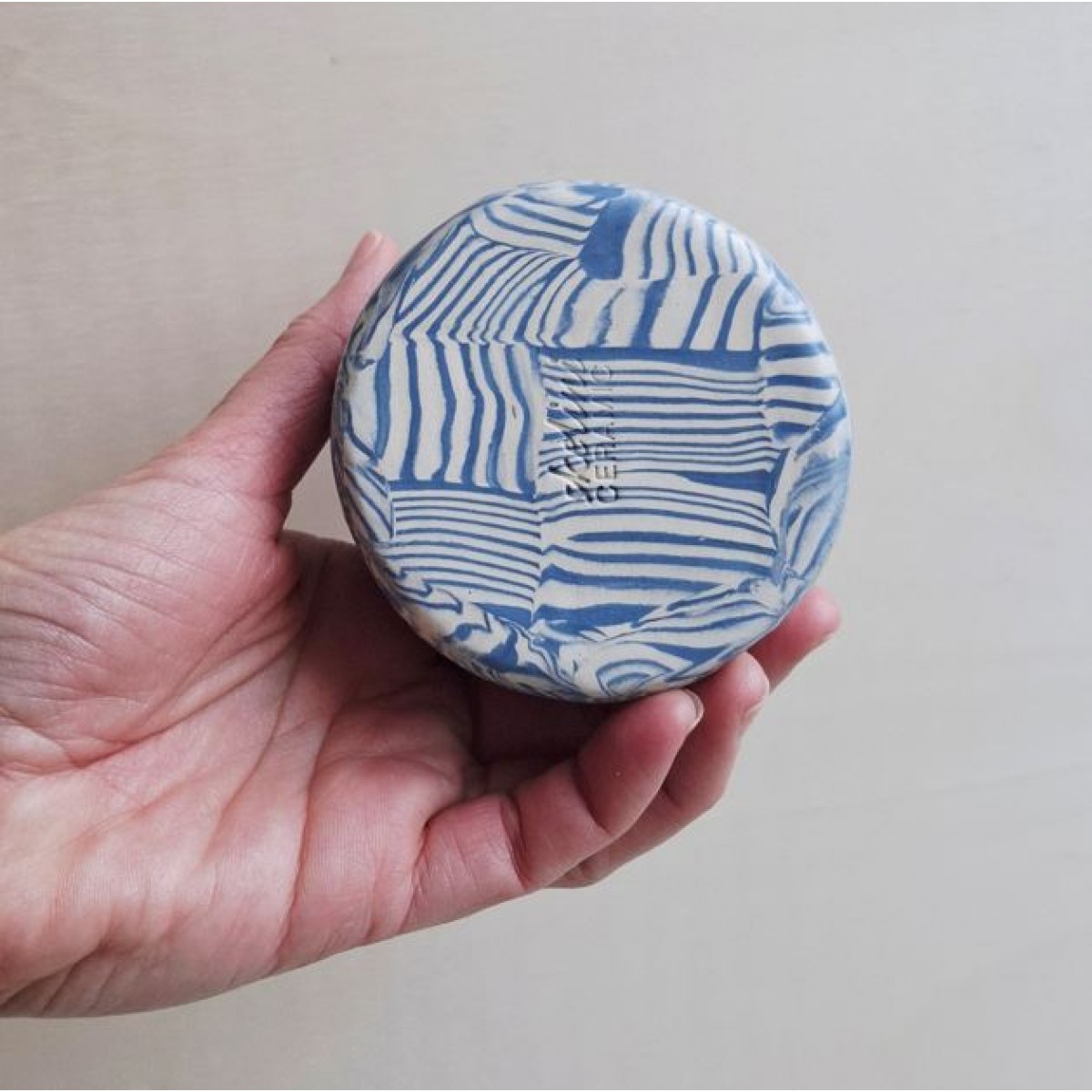 Skelini - Kaffeetasse aus Keramik - blau-cremige Farbkombination