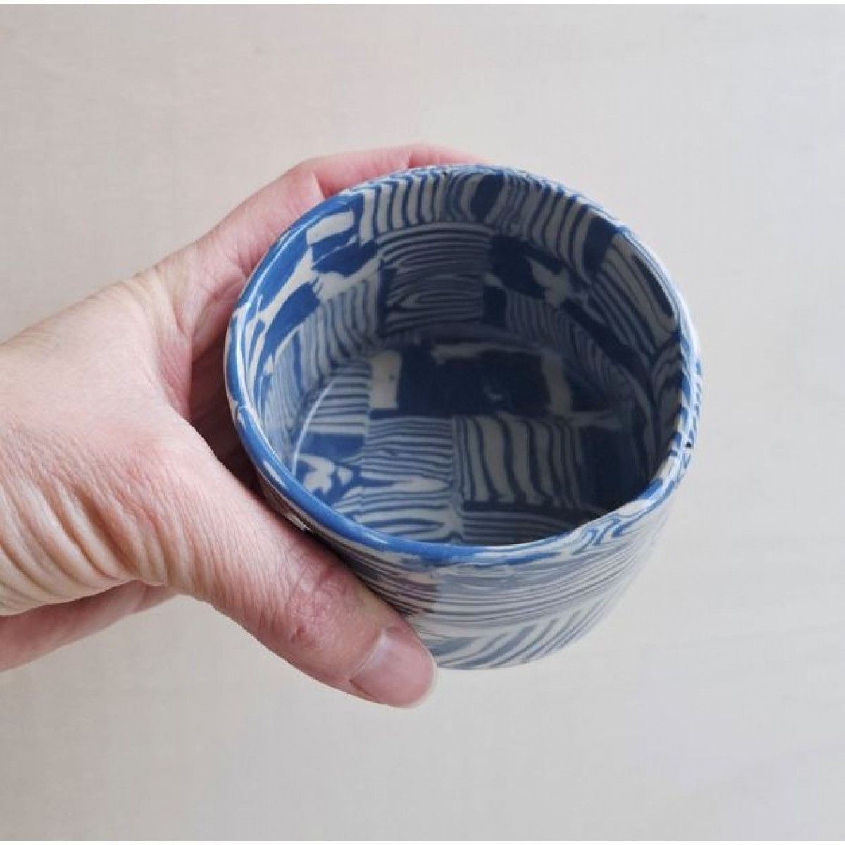 Skelini - Kaffeetasse aus Keramik - blau-cremige Farbkombination