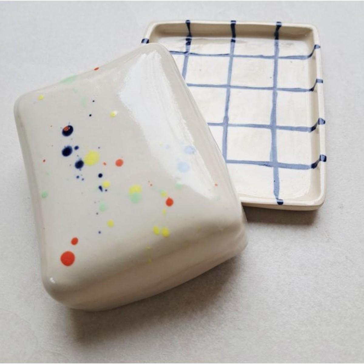 Skelini - Keramik Butterdose handgemacht dunkel blau und Konfetti