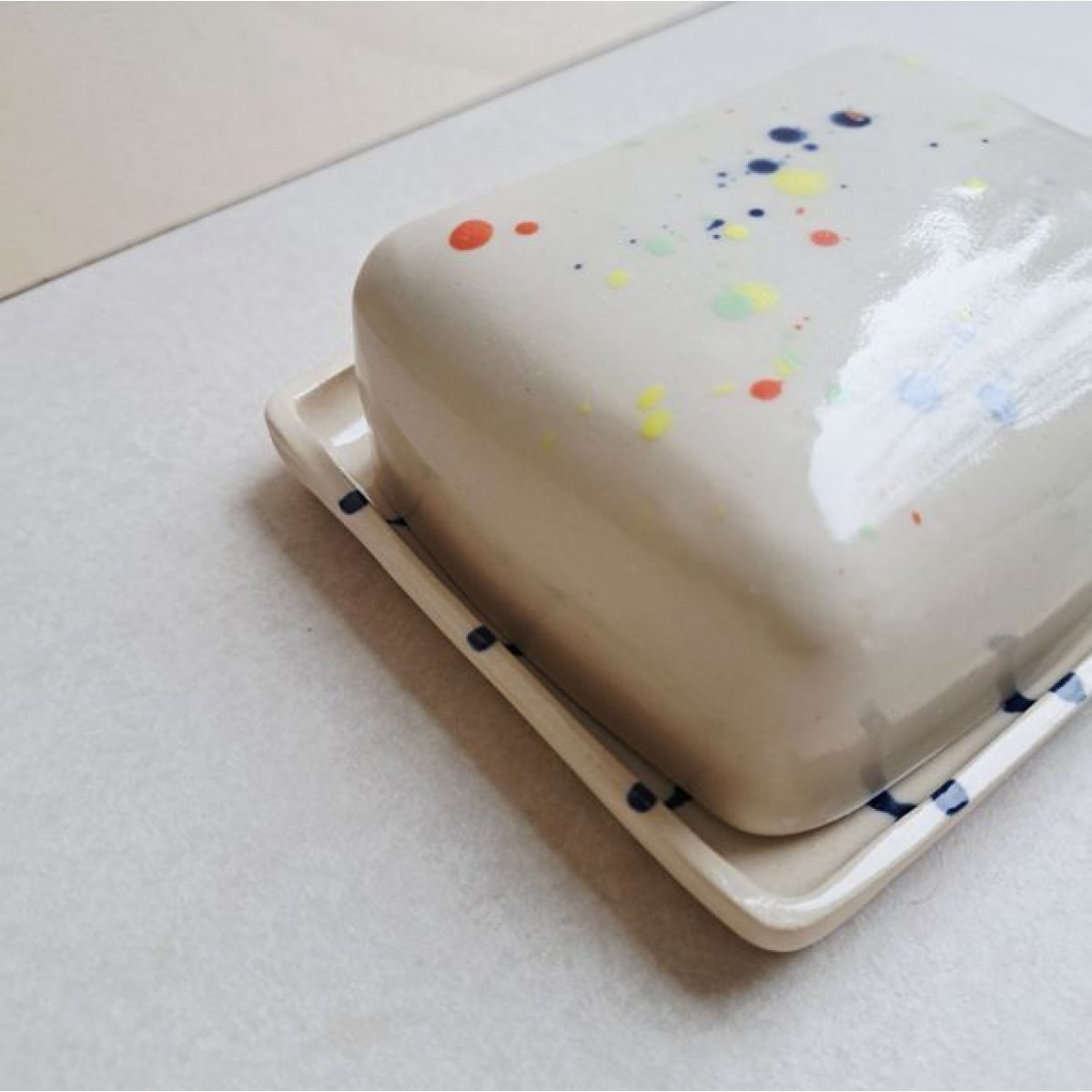 Skelini - Keramik Butterdose handgemacht dunkel blau und Konfetti