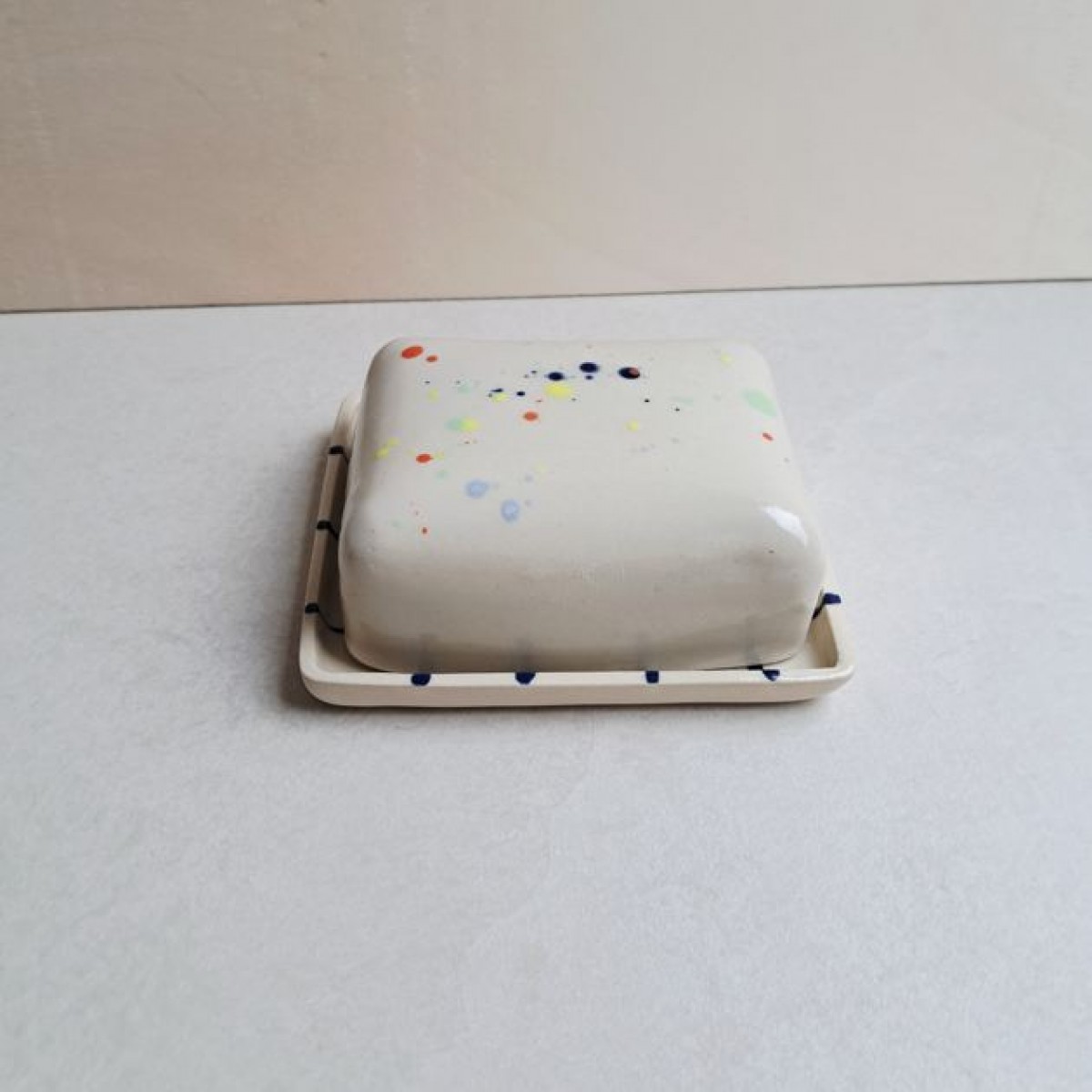 Skelini - Keramik Butterdose handgemacht dunkel blau und Konfetti