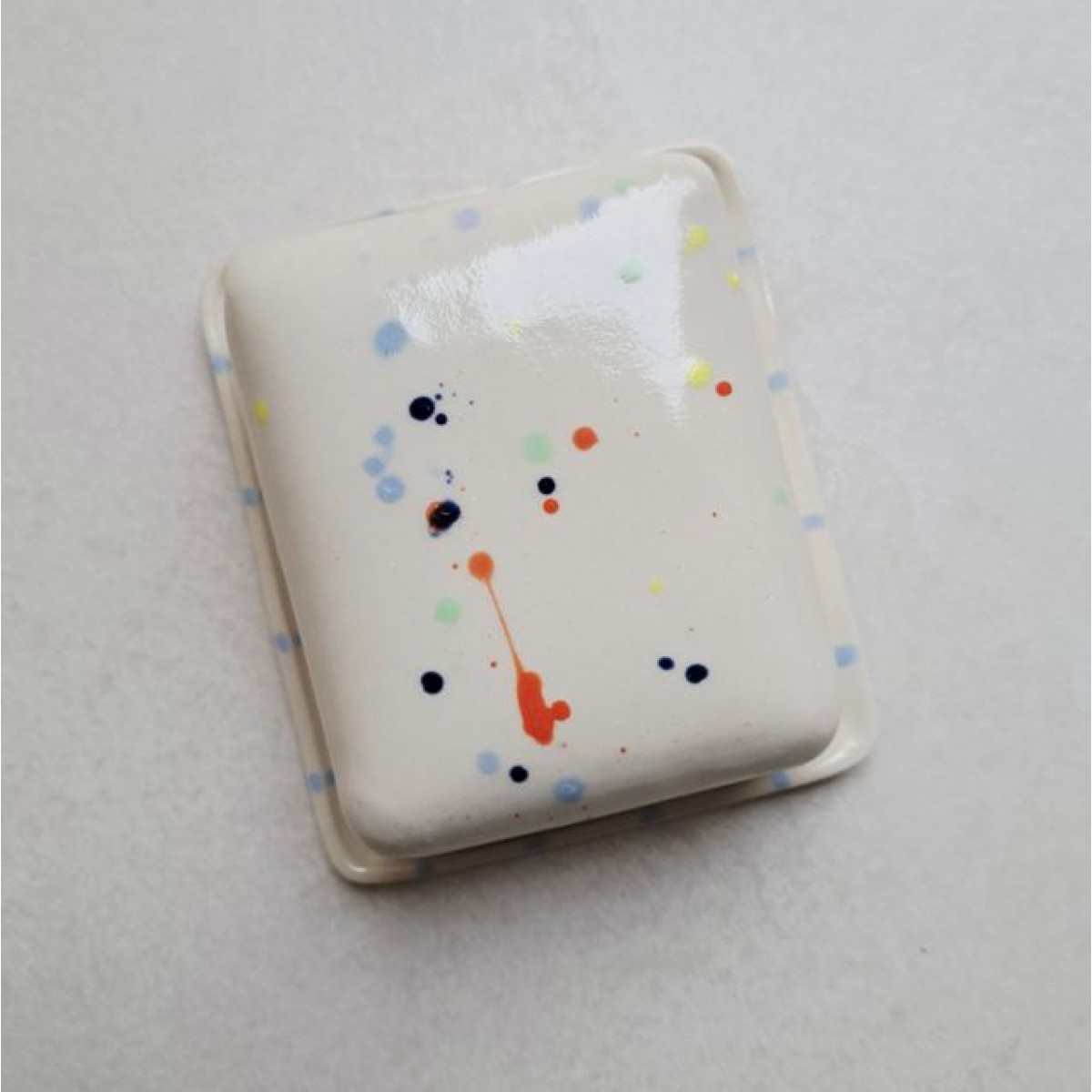 Skelini - Keramik Butterdose handgemacht hell blau und Konfetti