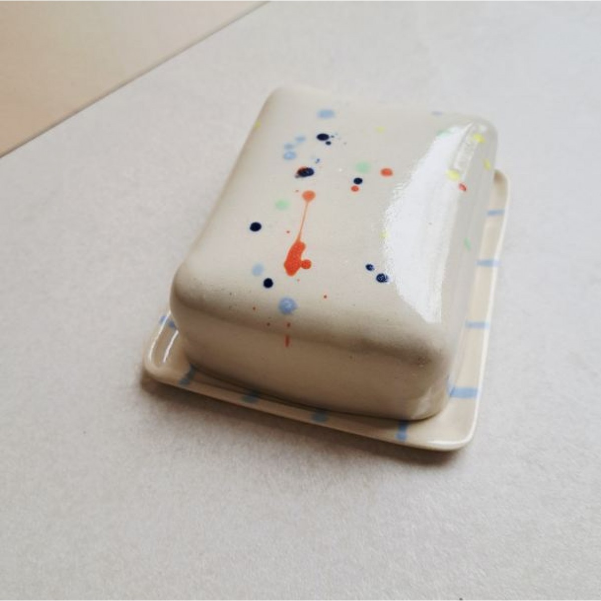 Skelini - Keramik Butterdose handgemacht hell blau und Konfetti