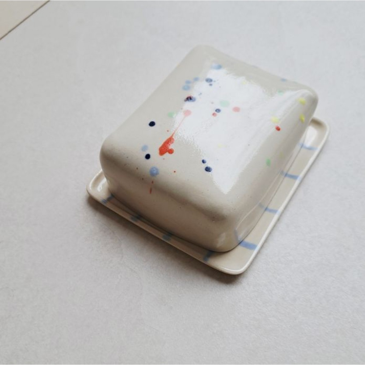 Skelini - Keramik Butterdose handgemacht hell blau und Konfetti