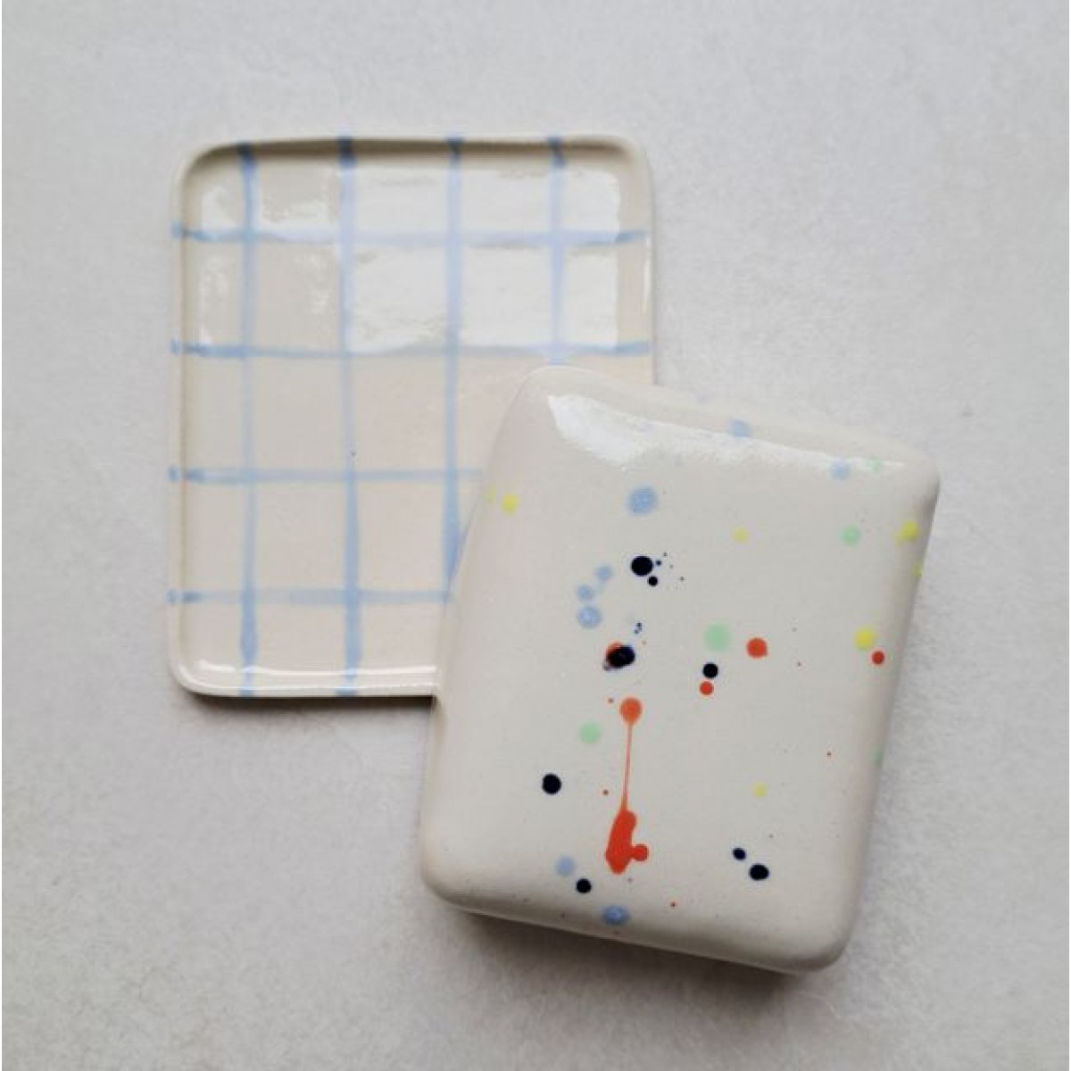 Skelini - Keramik Butterdose handgemacht hell blau und Konfetti