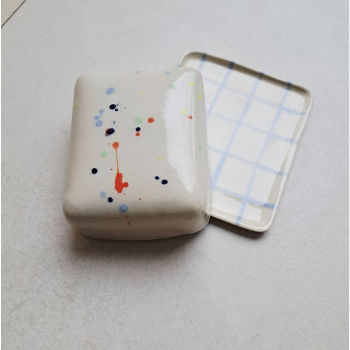 Skelini - Keramik Butterdose handgemacht hell blau und Konfetti