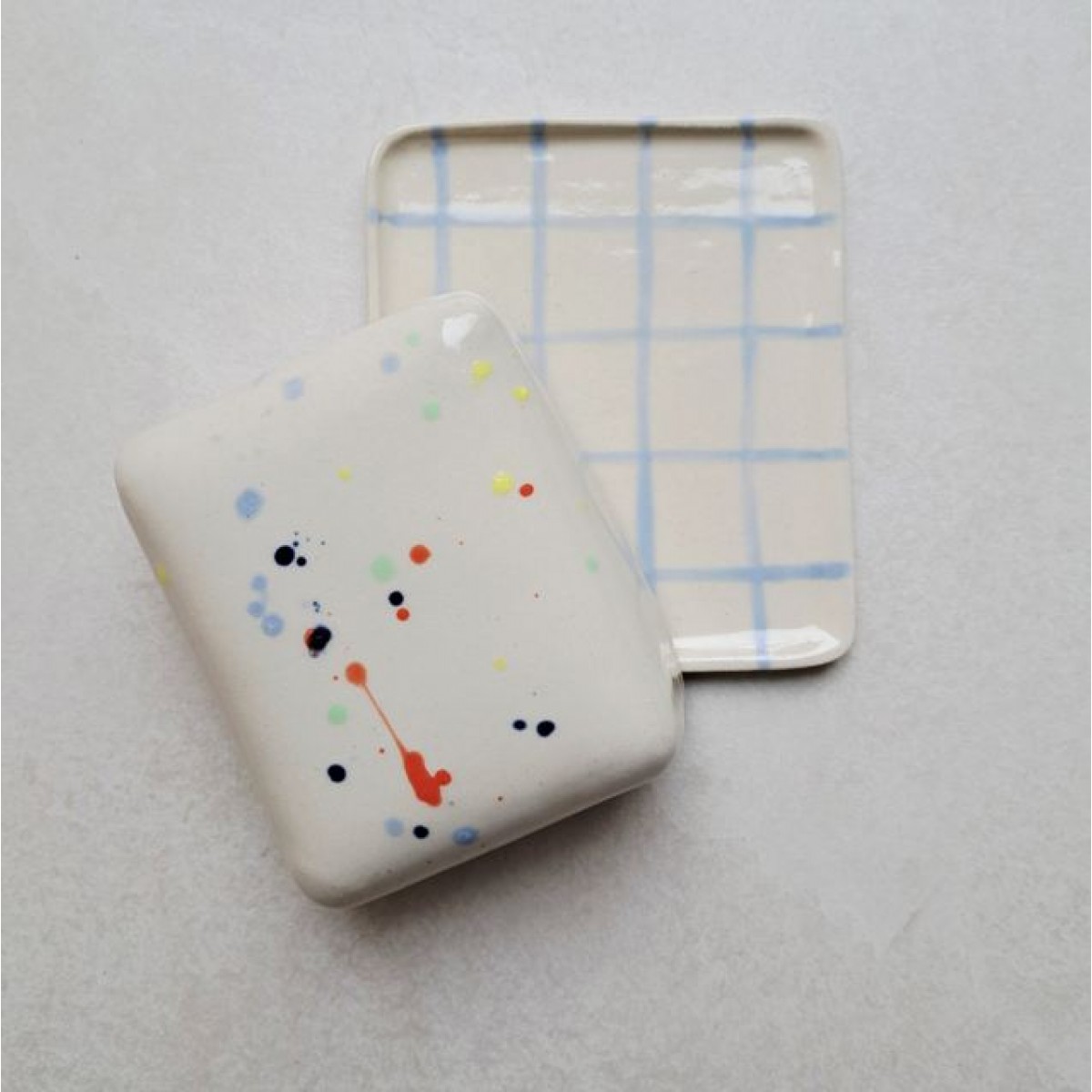 Skelini - Keramik Butterdose handgemacht hell blau und Konfetti