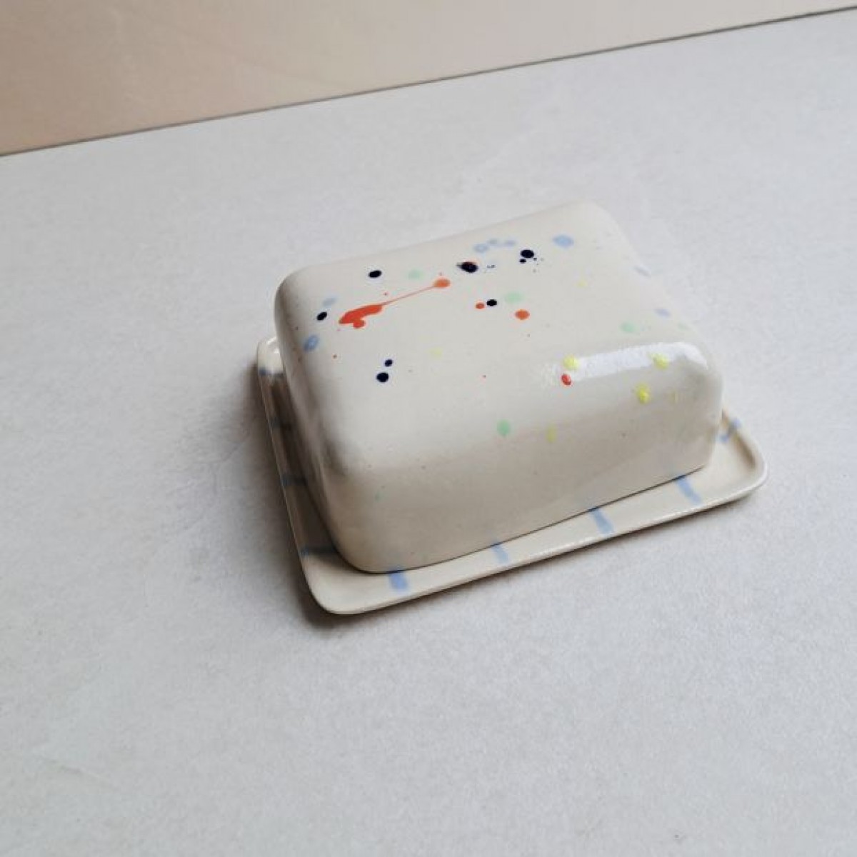 Skelini - Keramik Butterdose handgemacht hell blau und Konfetti