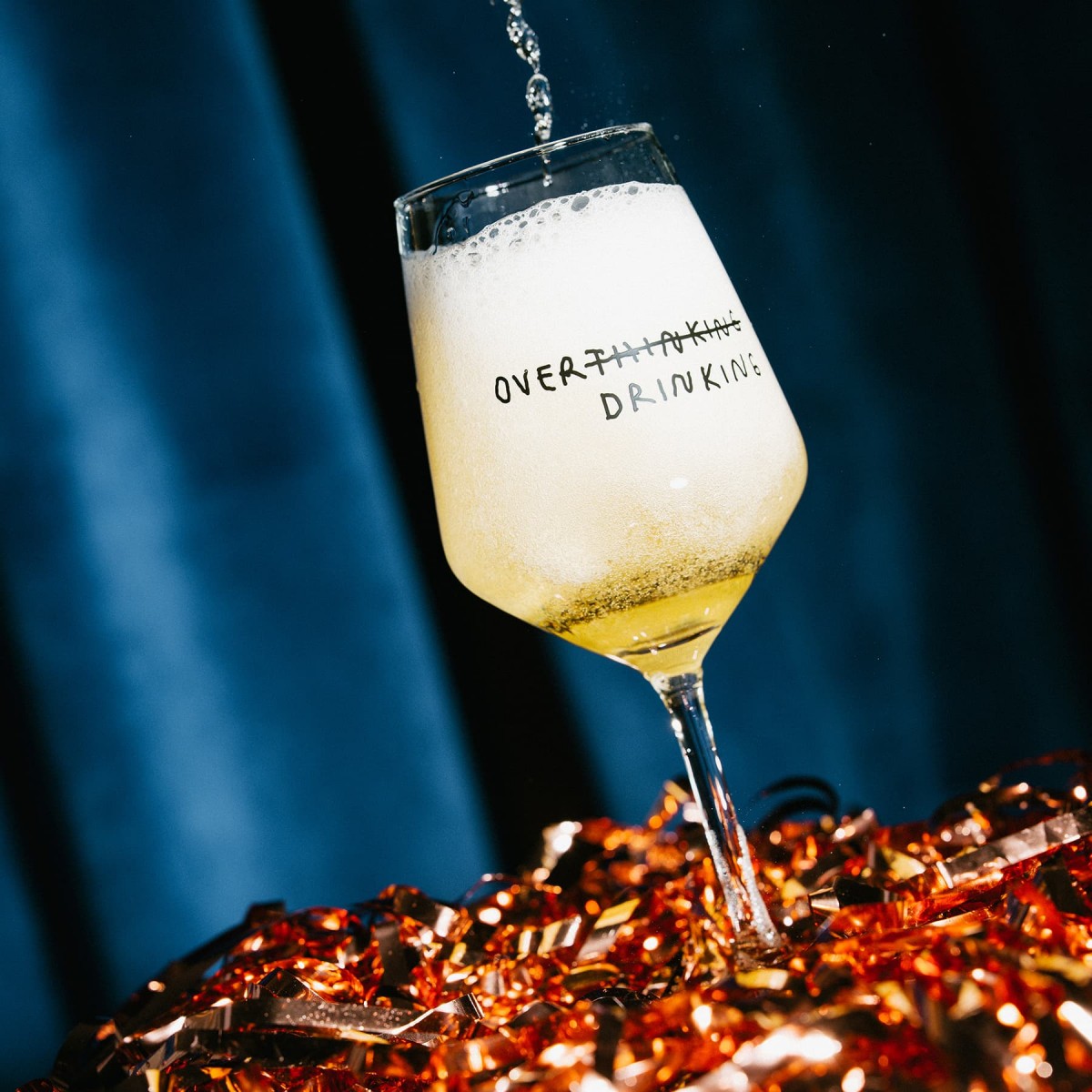 "Over Thinking/Drinking" Weinglas by Johanna Schwarzer × selekkt