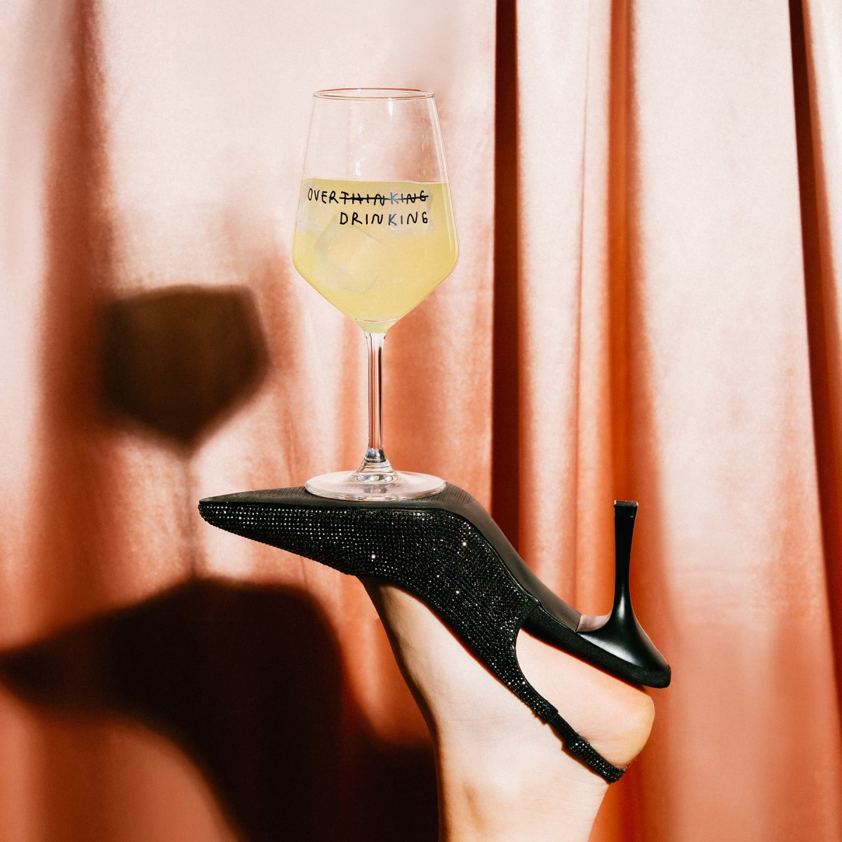 "Over Thinking/Drinking" Weinglas by Johanna Schwarzer × selekkt