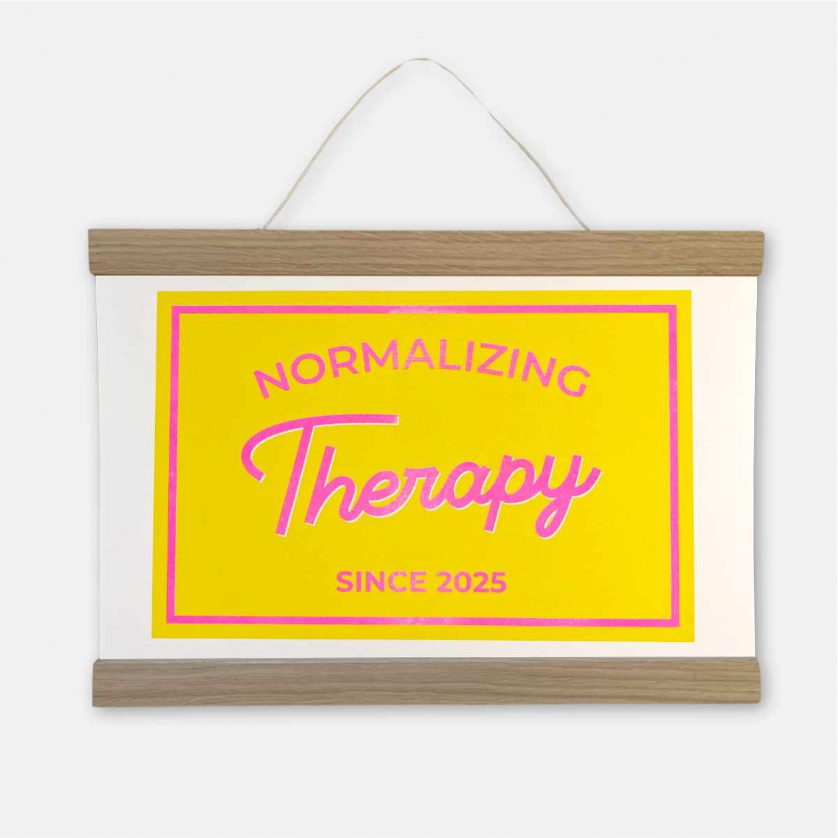 Riso-Poster Normalizing Therapy & Magnetischer Aufhänger – Brunhilda