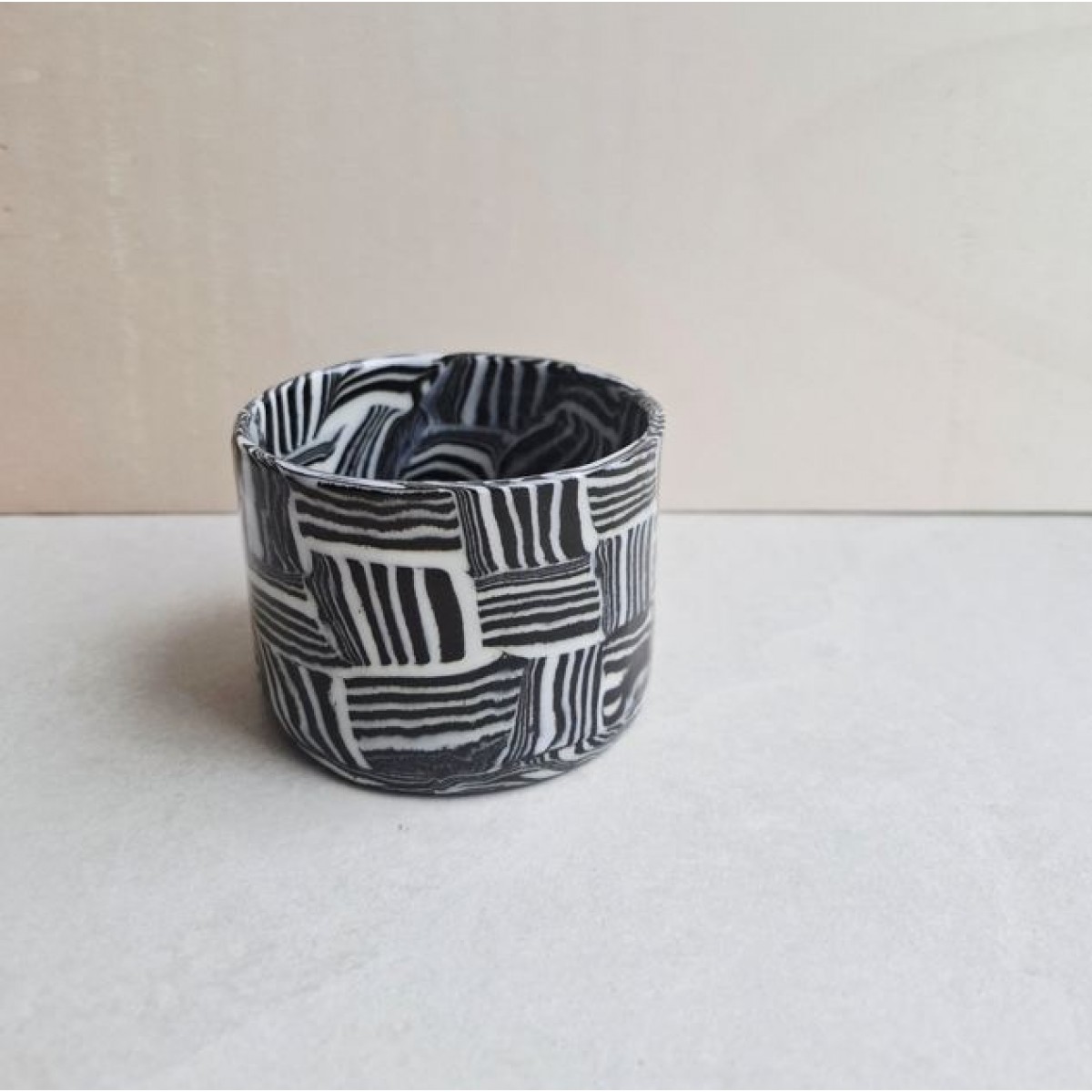 Skelini – Kaffeetasse aus Porzellan in Schwarz-Weiß