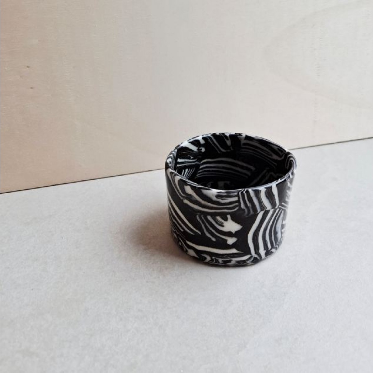 Skelini – Kaffeetasse aus Porzellan in Schwarz-Weiß