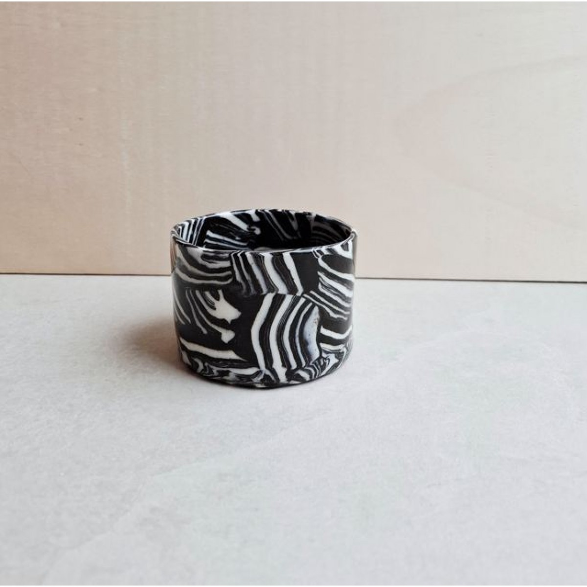 Skelini – Kaffeetasse aus Porzellan in Schwarz-Weiß