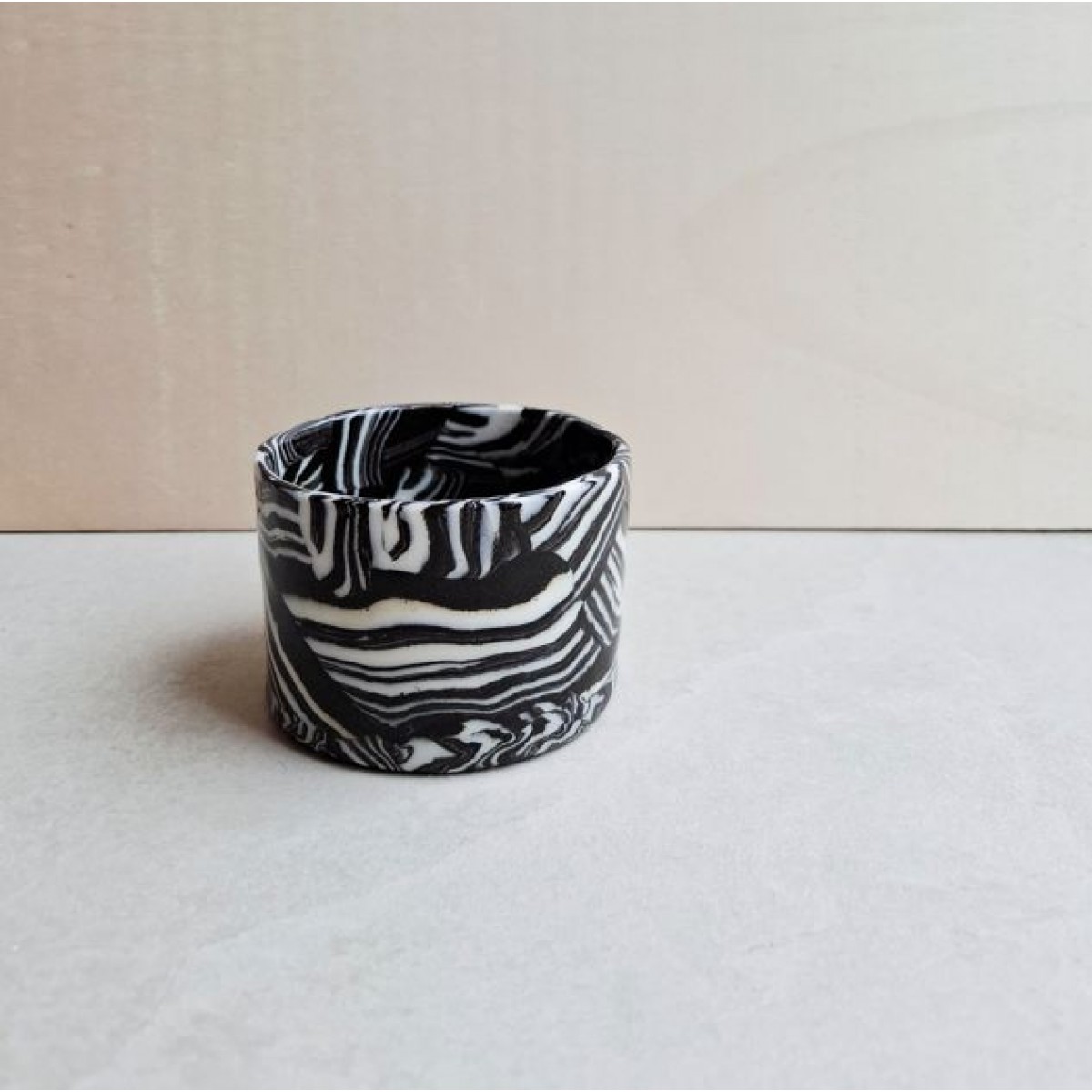 Skelini – Kaffeetasse aus Porzellan in Schwarz-Weiß