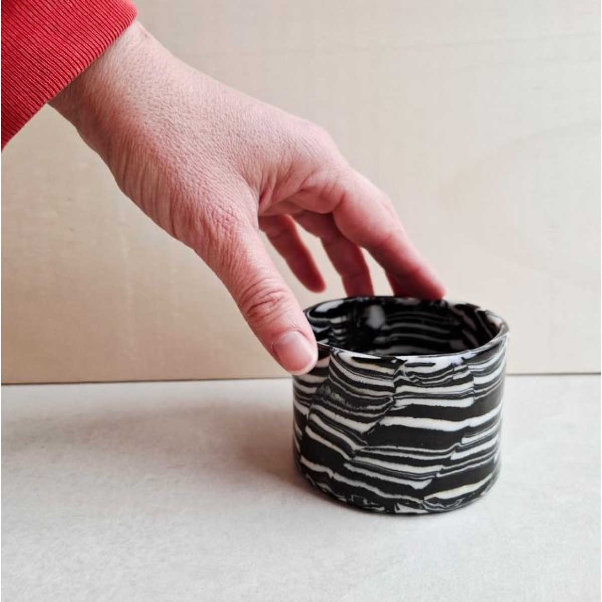 Skelini – Kaffeetasse aus Porzellan in Schwarz-Weiß