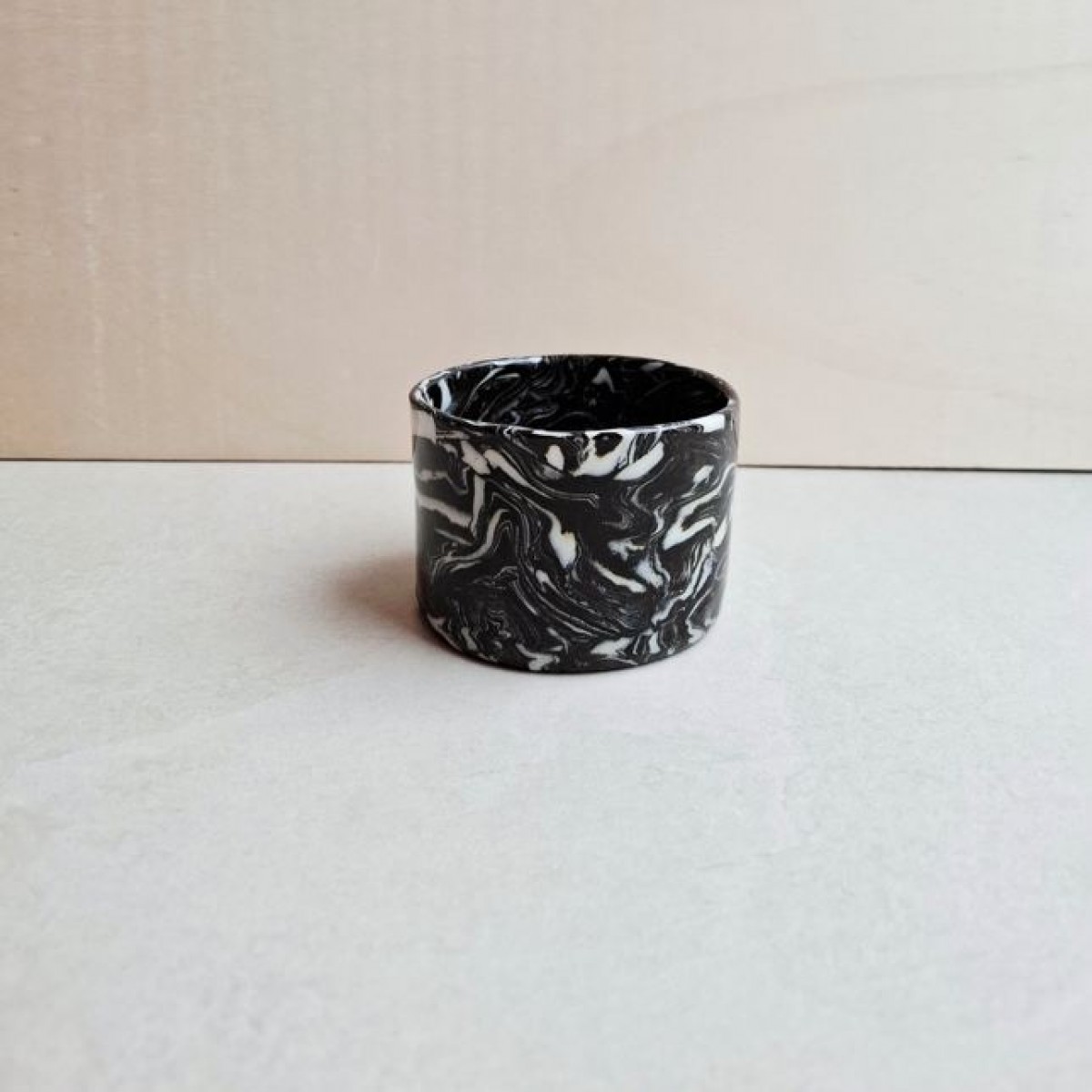 Skelini – Kaffeetasse aus Porzellan in Schwarz-Weiß