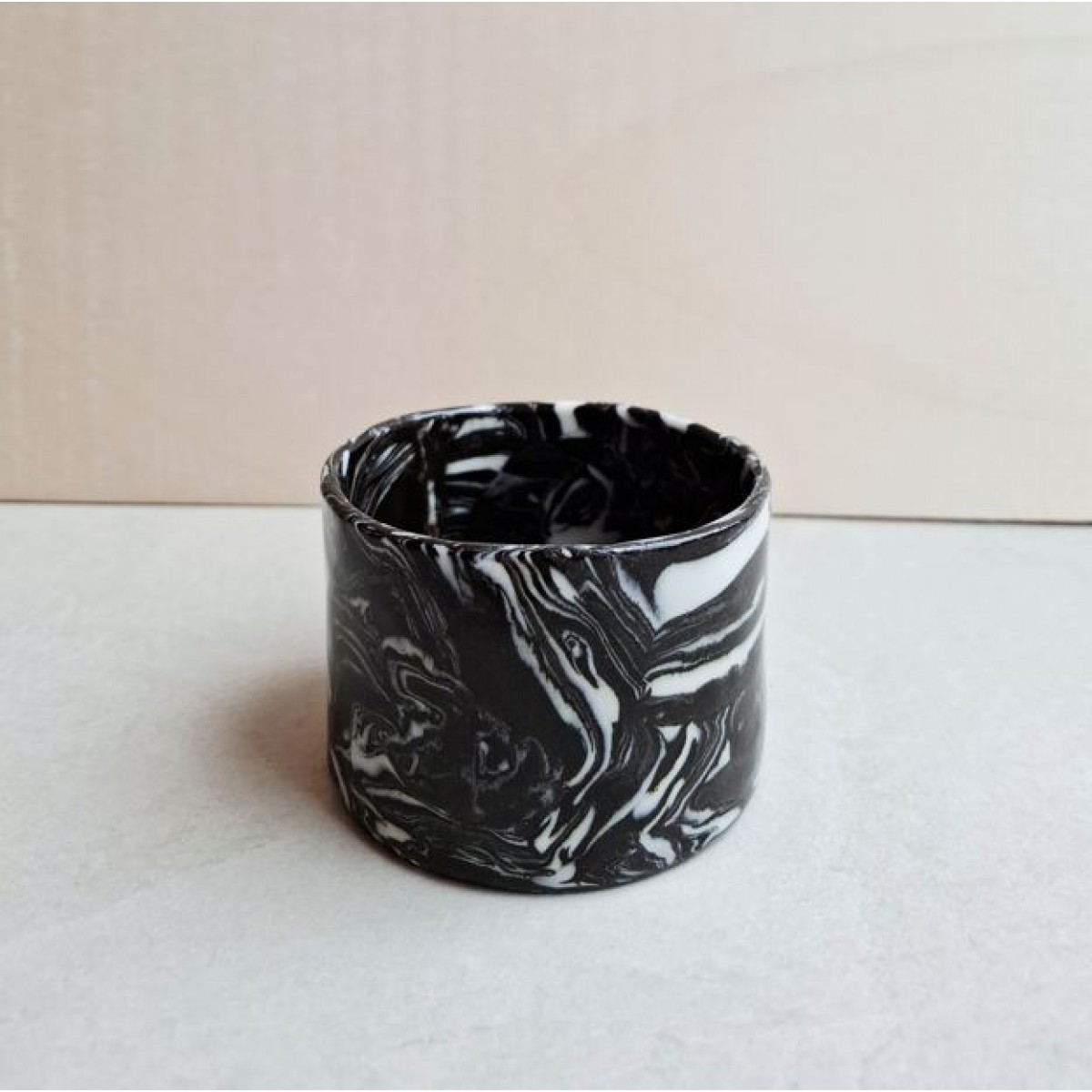 Skelini – Kaffeetasse aus Porzellan in Schwarz-Weiß