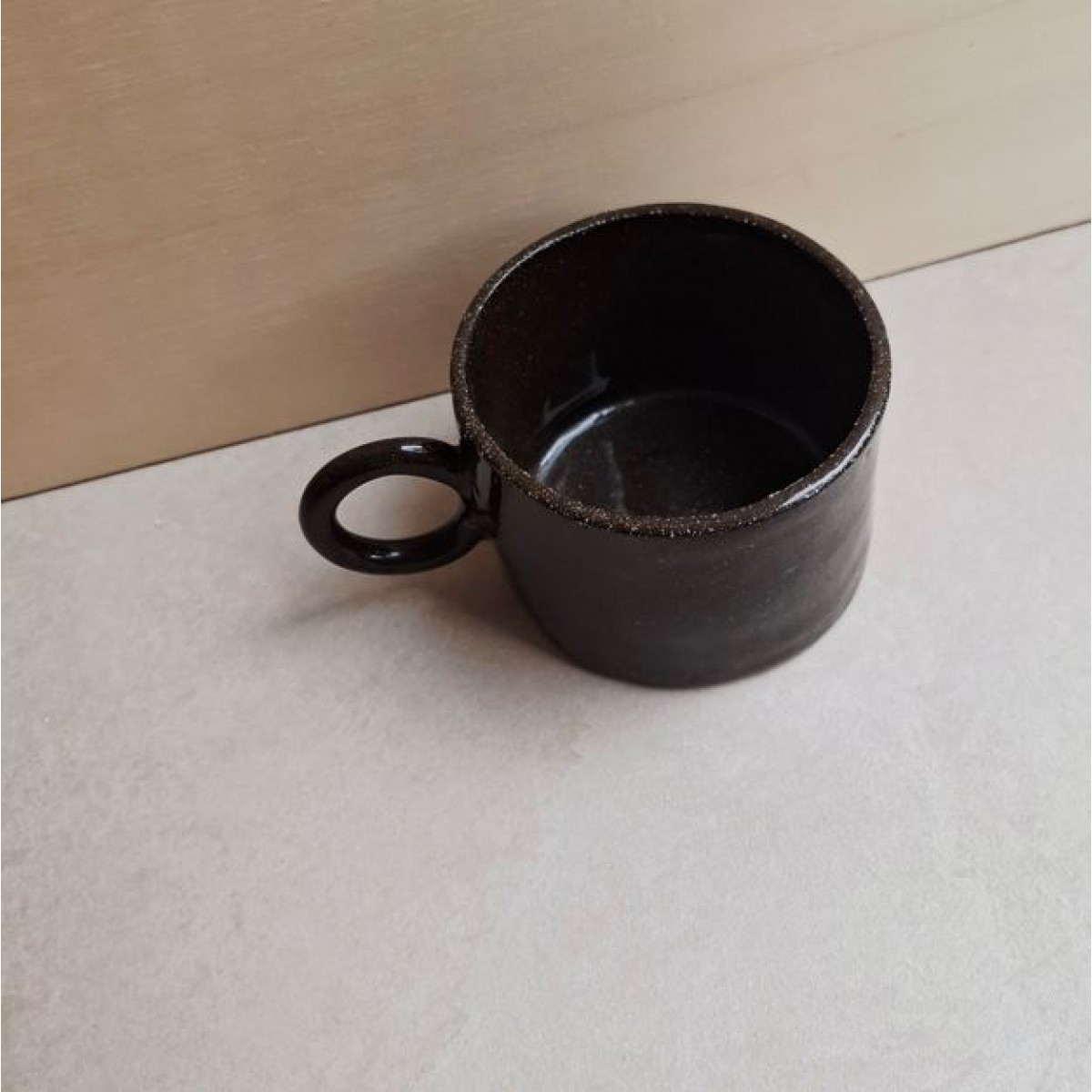 Skelini – Kaffeetasse aus schokobraunem Ton mit feinen blauen Sprenkeln