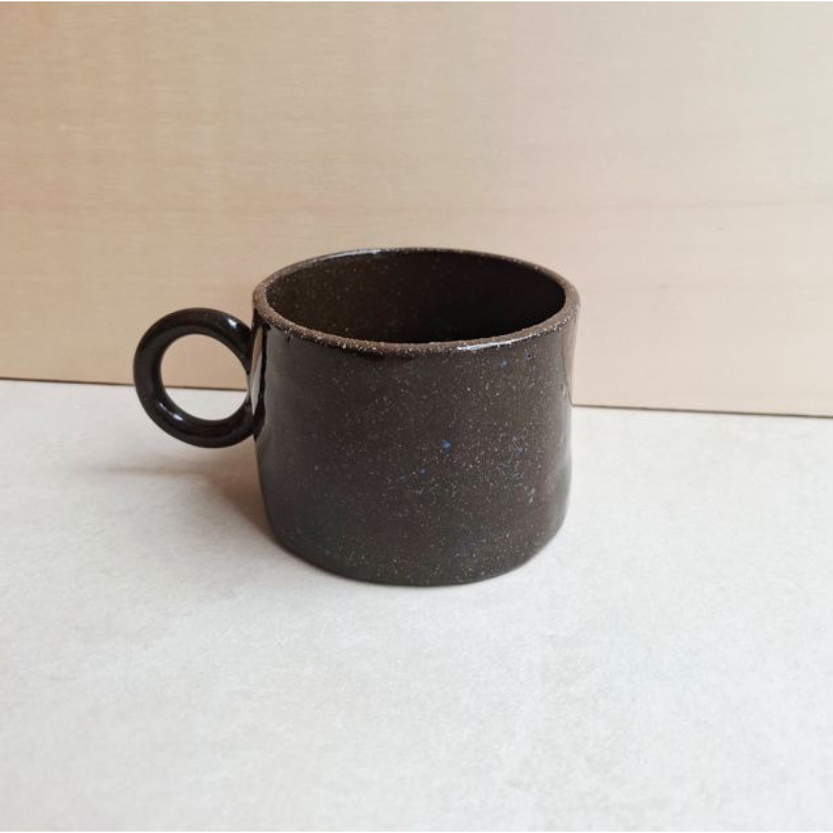 Skelini – Kaffeetasse aus schokobraunem Ton mit feinen blauen Sprenkeln