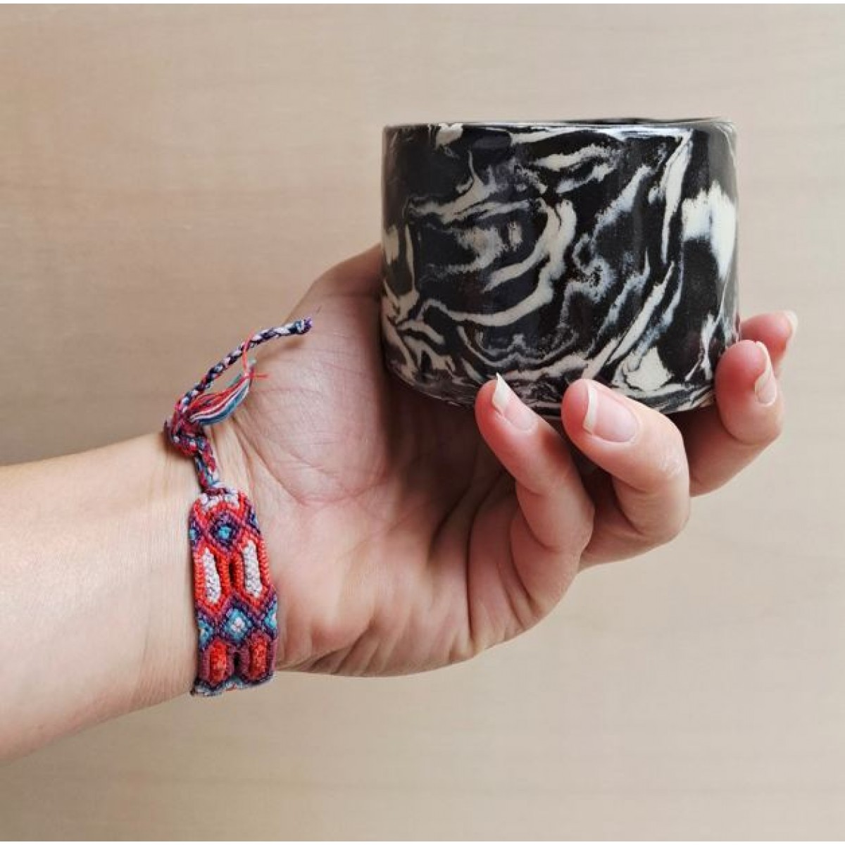 Skelini – Kaffeetasse aus Keramik in Schwarz-Weiß