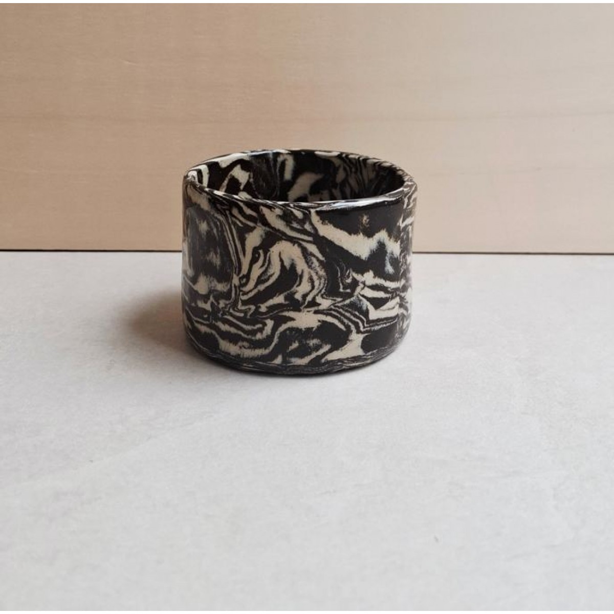 Skelini – Kaffeetasse aus Keramik in Schwarz-Weiß