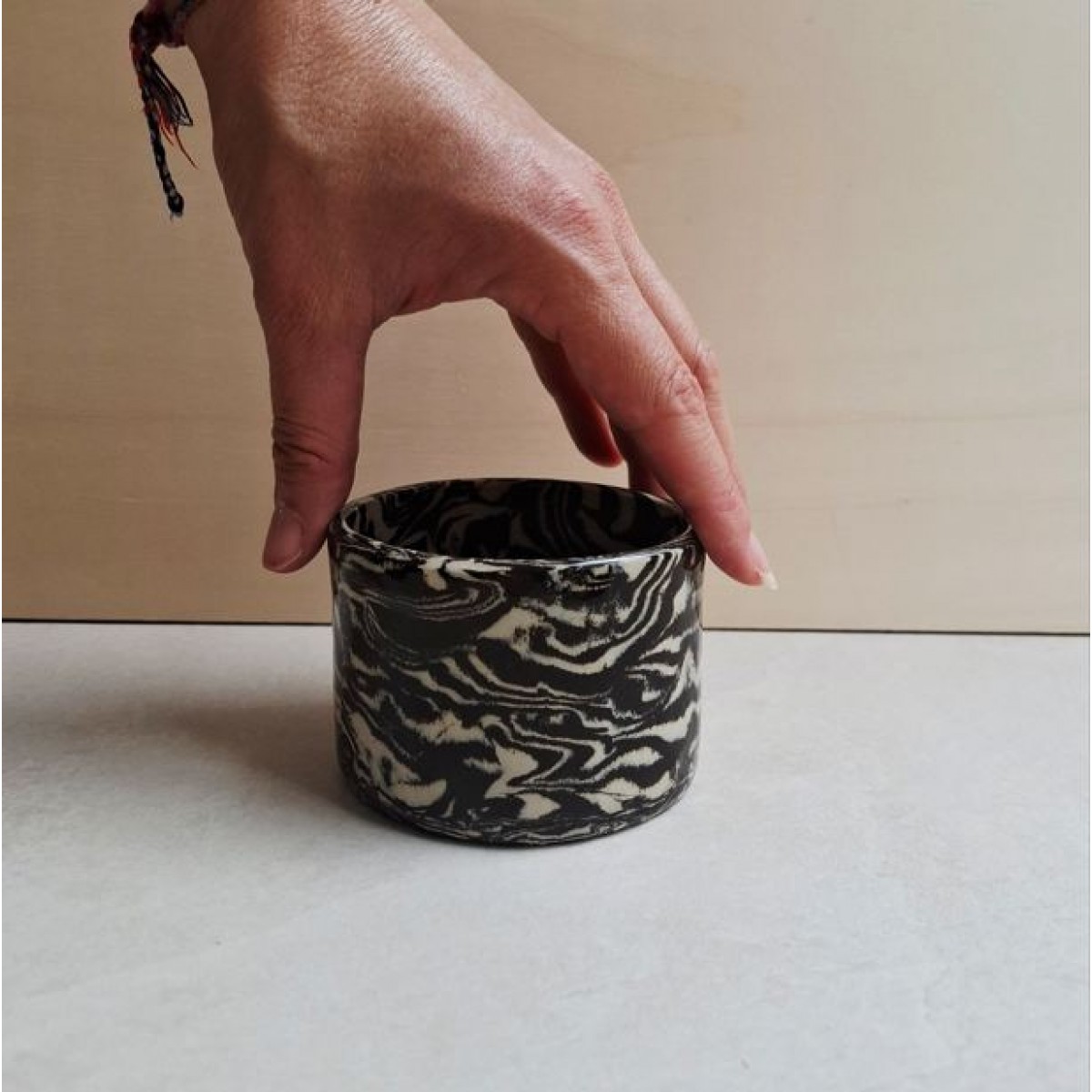 Skelini – Kaffeetasse aus Keramik in Schwarz-Weiß