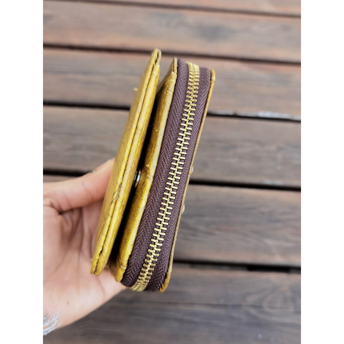 Nachhaltiges Portemonnaie aus recycelten Blättern in gelb mit Zipper – vegan & umweltfreundlich