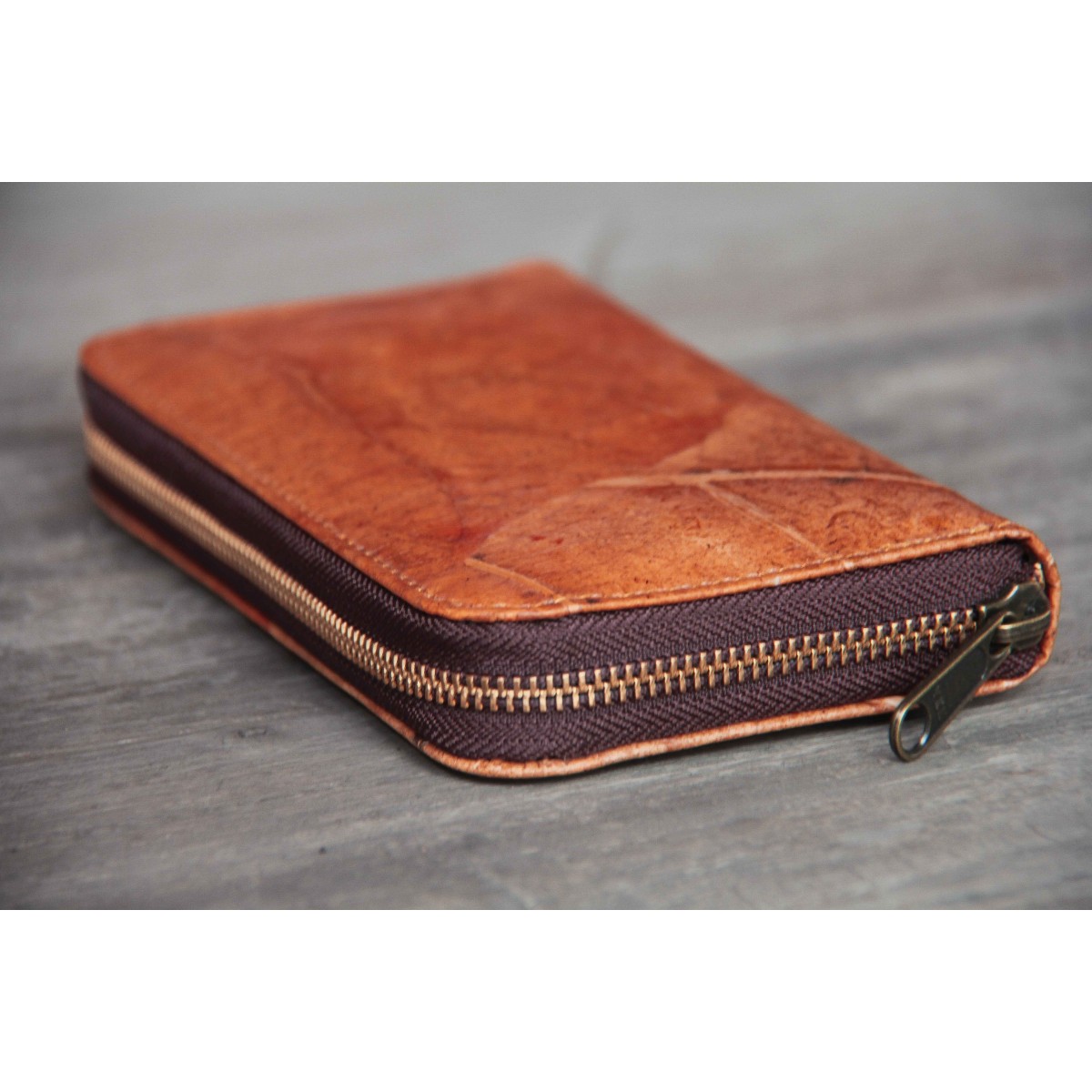 Portemonnaie aus recycelten Blättern / Nachhaltige vegane Brieftasche in orange - braun BY COPALA