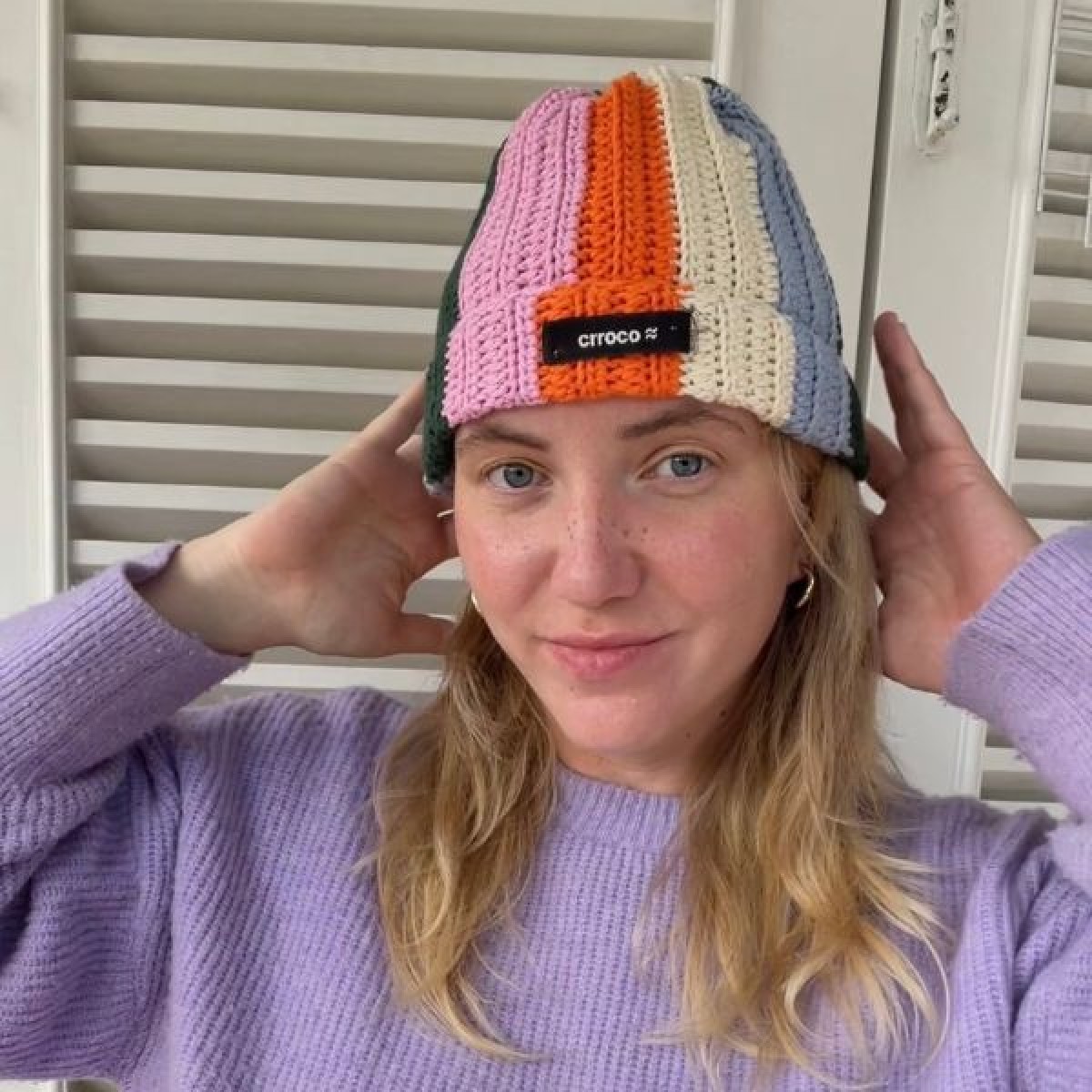 'Two-Tone' gehäkelte Beanie von crroco studio (Flieder-Butter / Bunt)