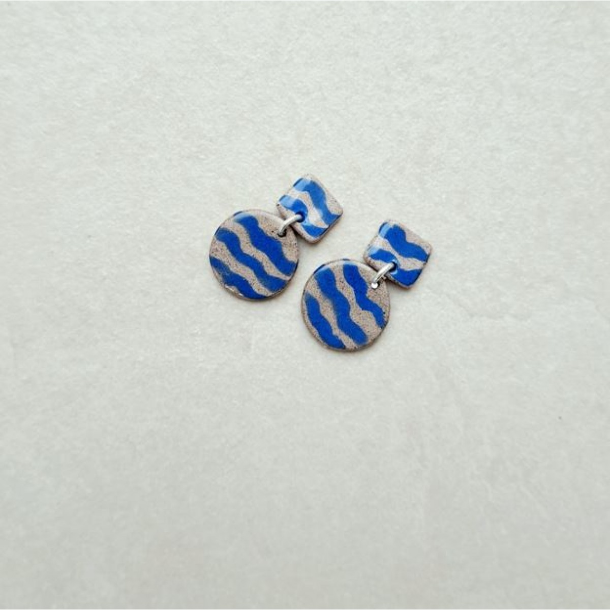 Skelini - Porzellan-Ohrringe mit blauen Wellenmustern