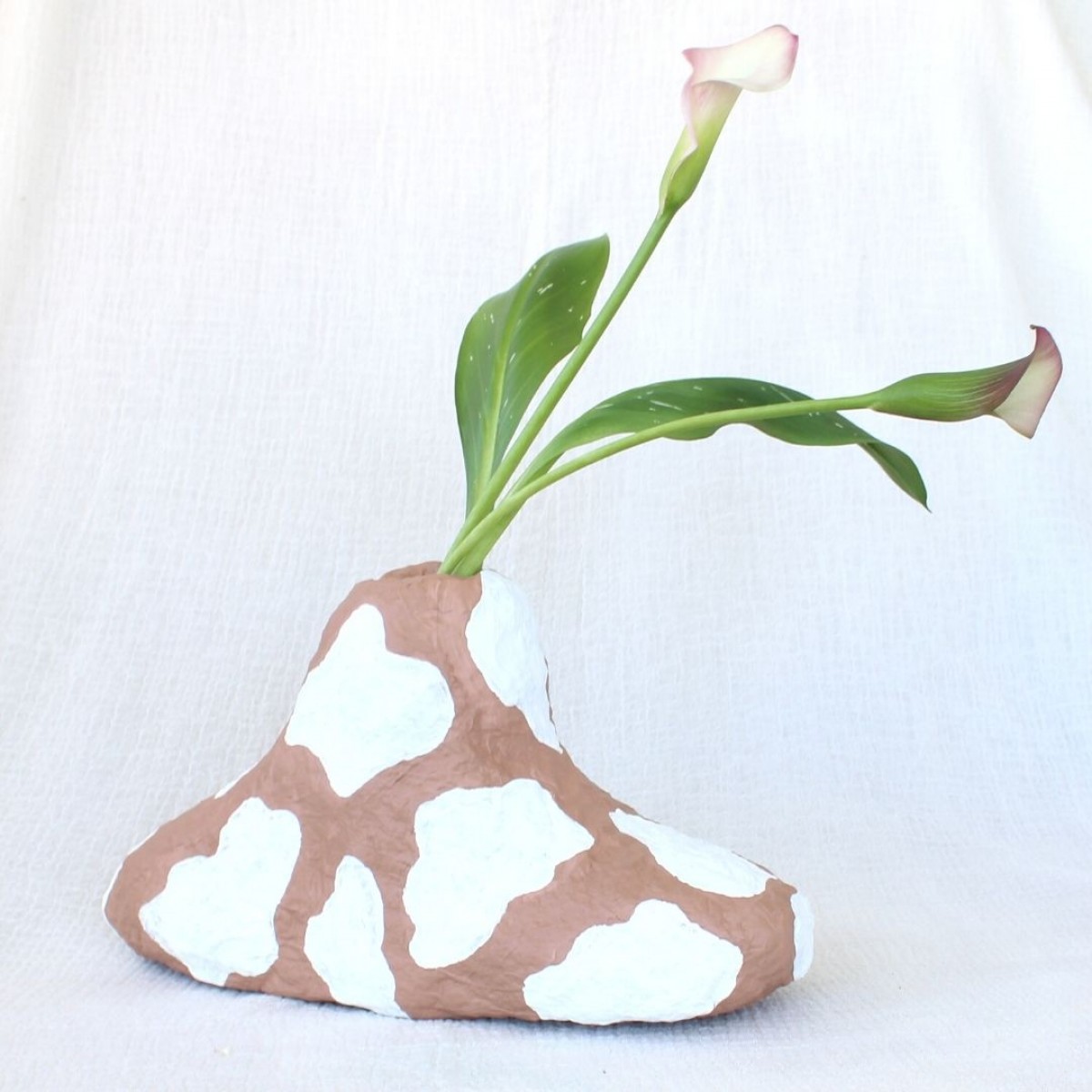 Catchup Studios - nachhaltige Papier Vase - Beige Cowy Vase