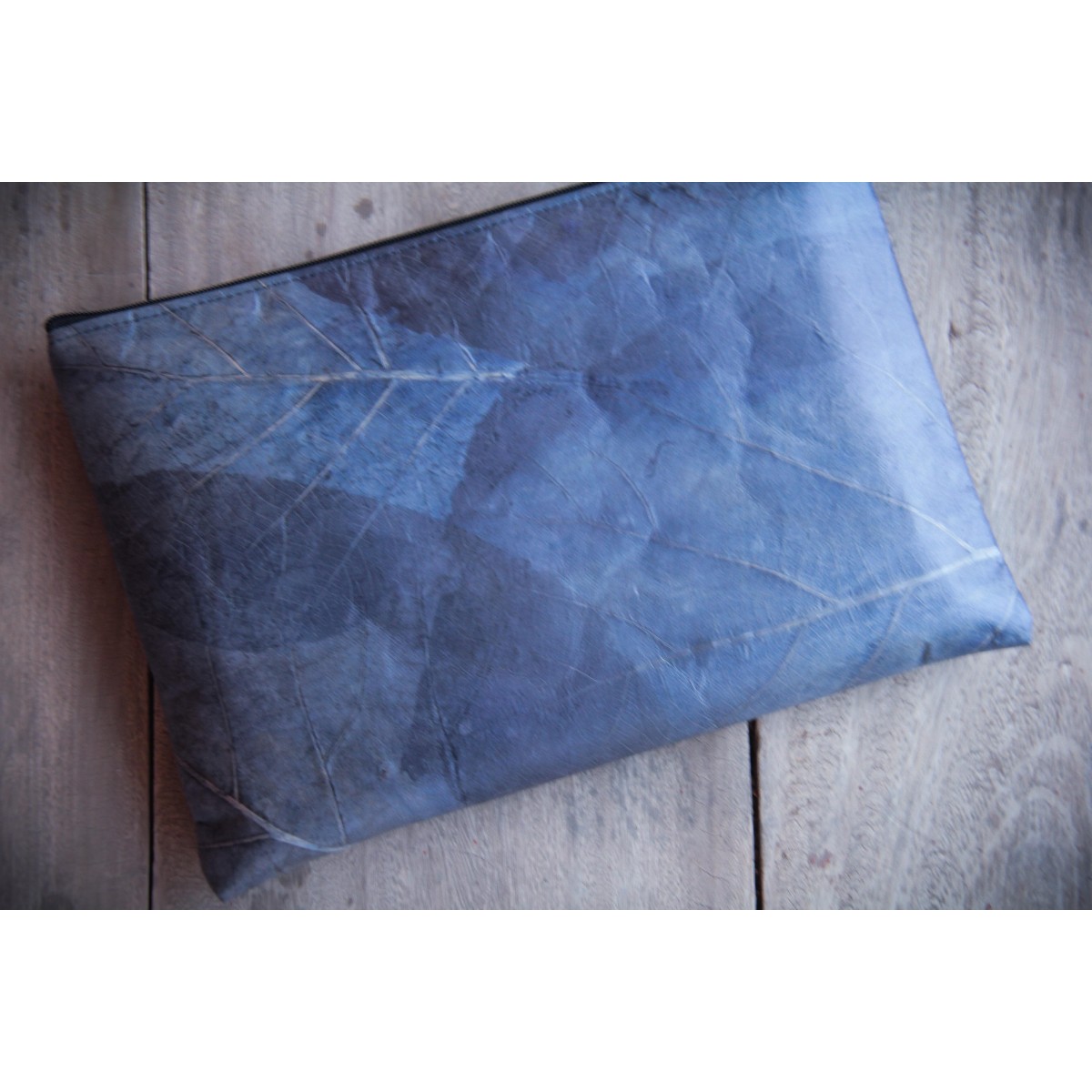 Gefütterte nachhaltige Laptop Hülle 13–14" aus Blattleder – Vegane, handgenähte & wasserabweisende Laptoptasche für MacBook Air / Pro - blau
