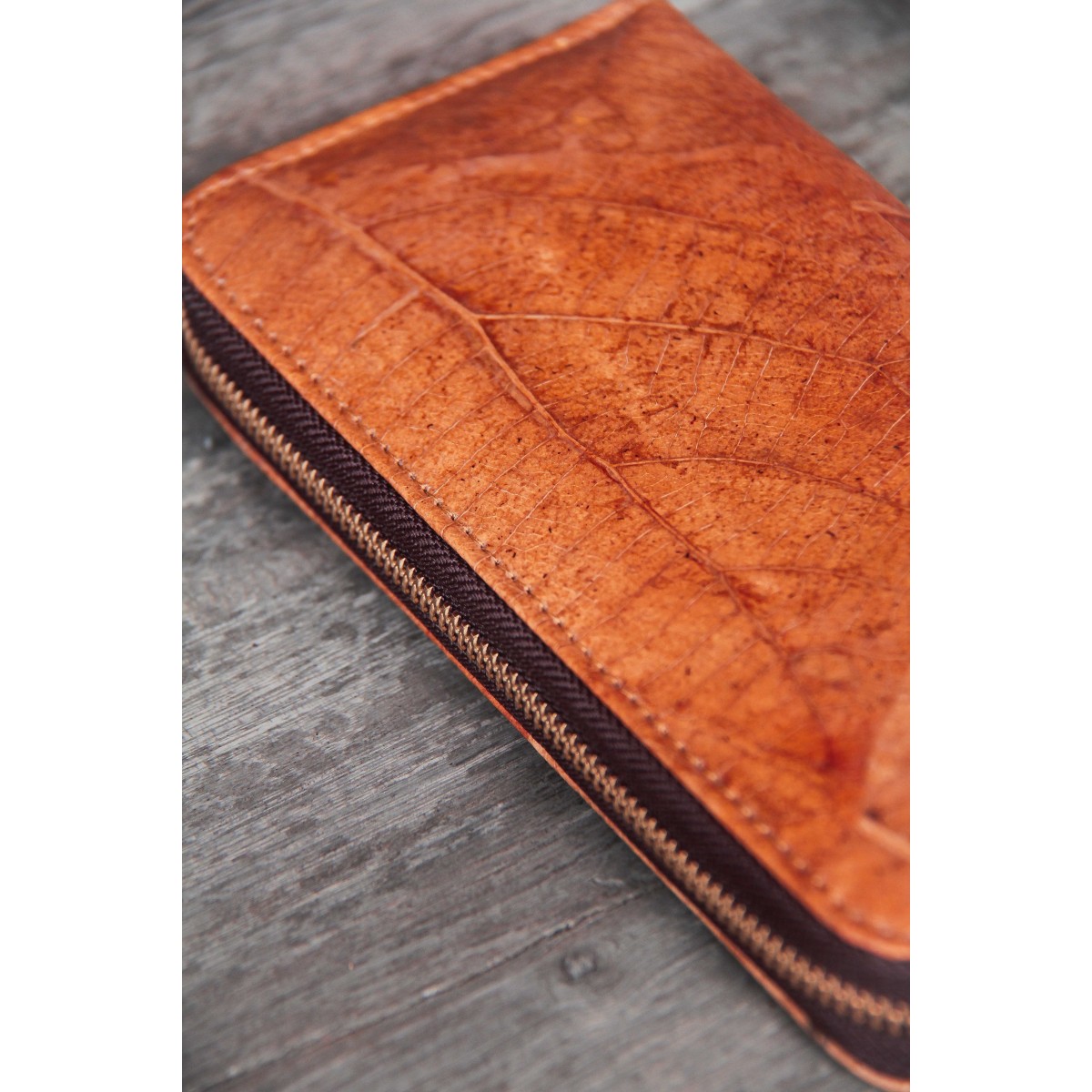 Portemonnaie aus recycelten Blättern / Nachhaltige vegane Brieftasche in orange - braun BY COPALA