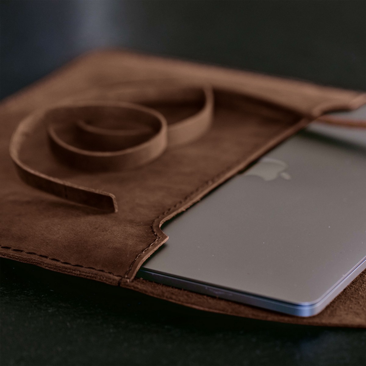 hecho. Hülle aus Pull-Up Leder für MacBook Pro 13“ (M1 & M2) 2016-2022 | Handmade & Fair-Fashion | „Pablo“