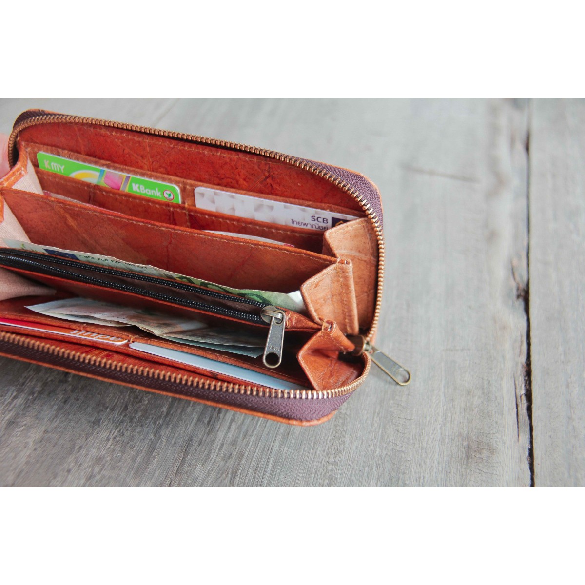 Portemonnaie aus recycelten Blättern / Nachhaltige vegane Brieftasche in orange - braun BY COPALA