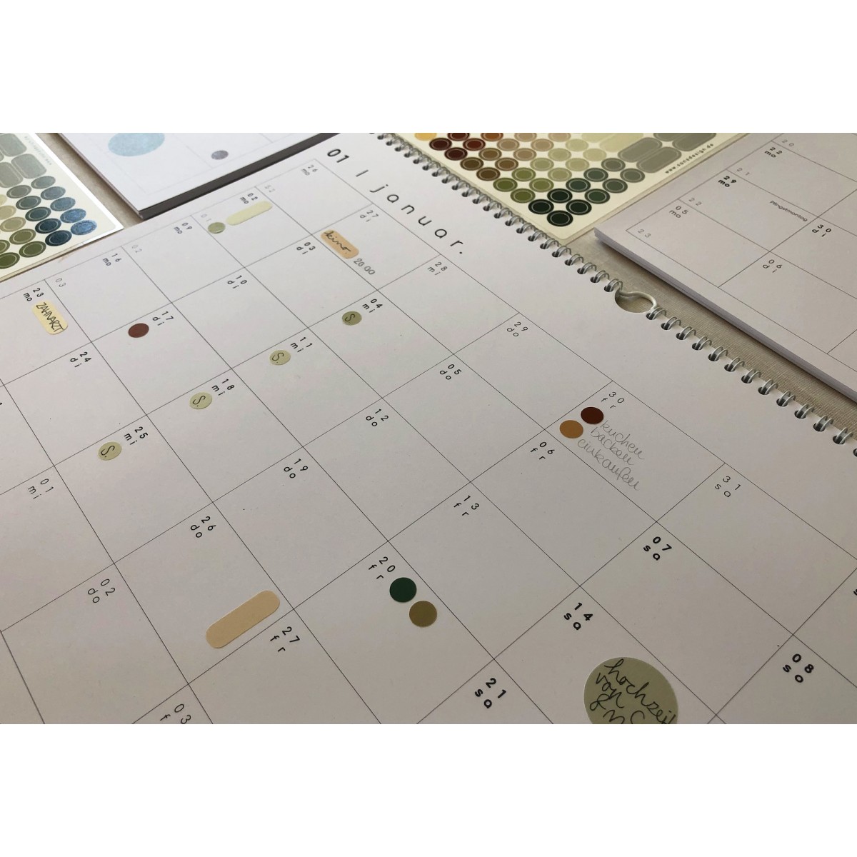 Kalender mit Aufkleber A4 - SANS.
