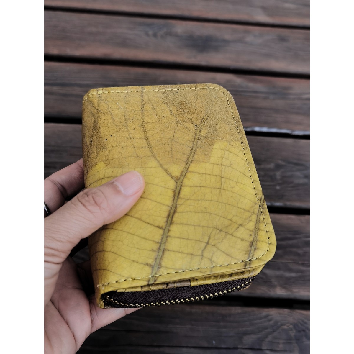 Nachhaltiges Portemonnaie aus recycelten Blättern in gelb mit Zipper – vegan & umweltfreundlich