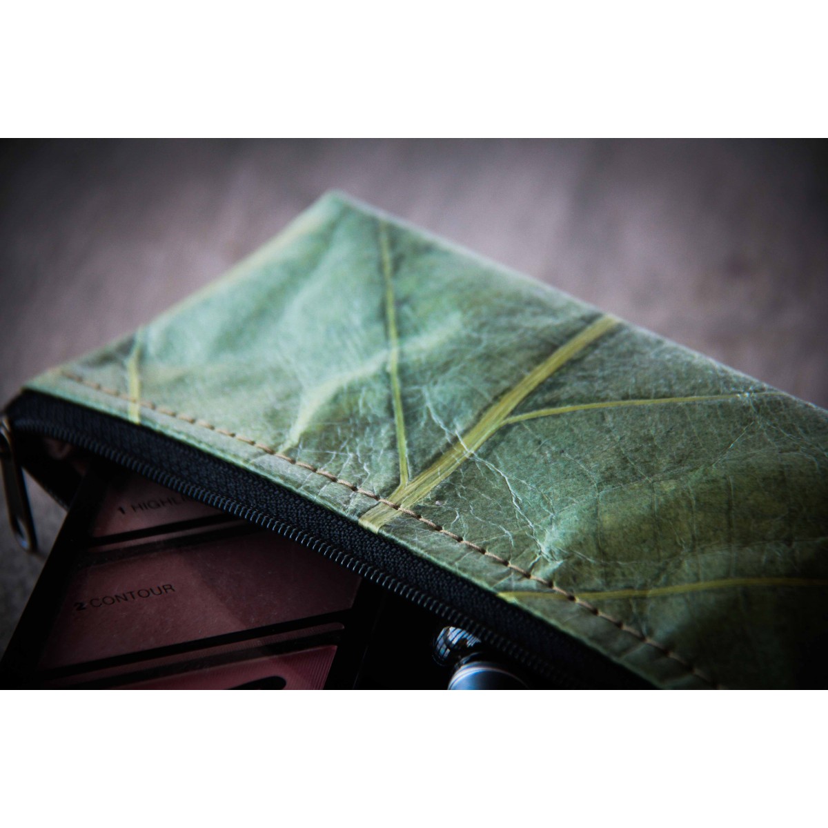 Federmappe / Etui / Kulturtasche aus Blättern in grün