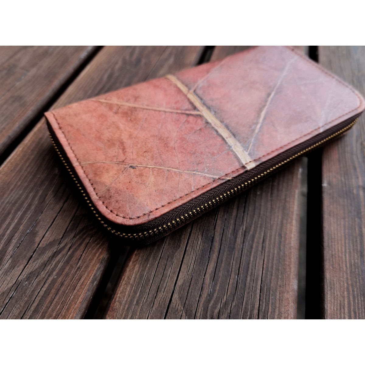Portemonnaie/ Geldbörse aus recycelten Blättern, Nachhaltige vegan Brieftasche mit Zipper in Rot/ Braun - Vegan & umweltfreundlich