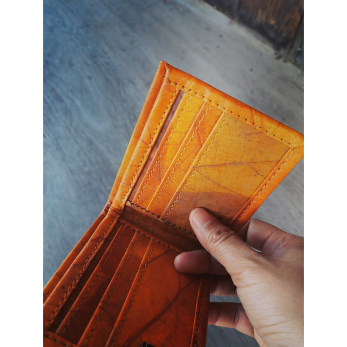 Portemonnaie aus Blättern in braun, 1-fach gefaltet in orange - geld