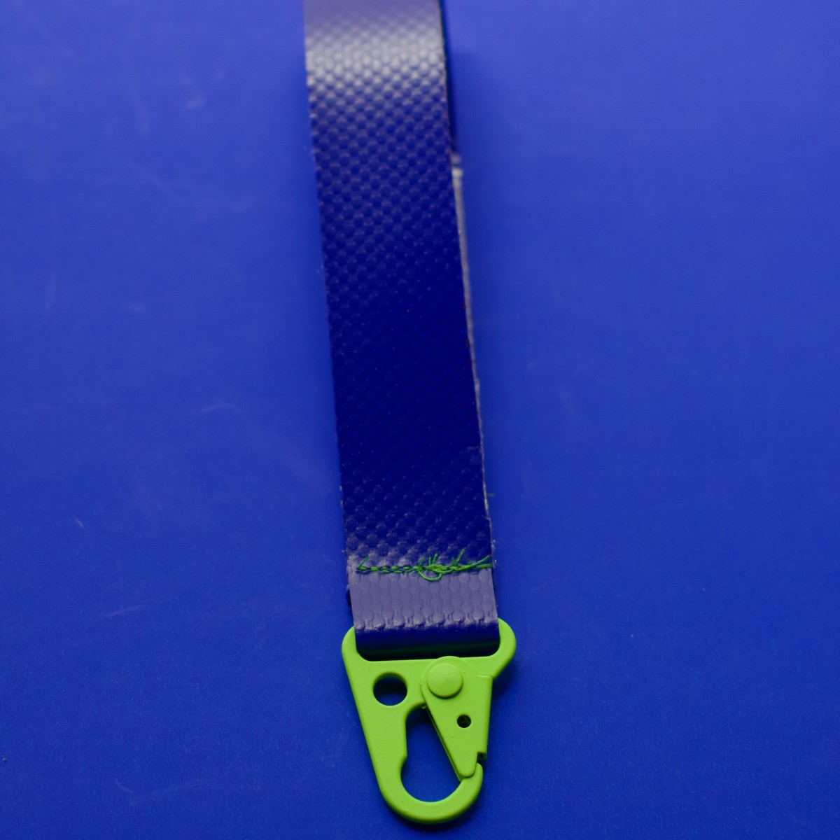 Mini-Strap aus LKW-Plane mit Soft-Touch-Karabiner – Blau & Neon Grün - Pikto3000