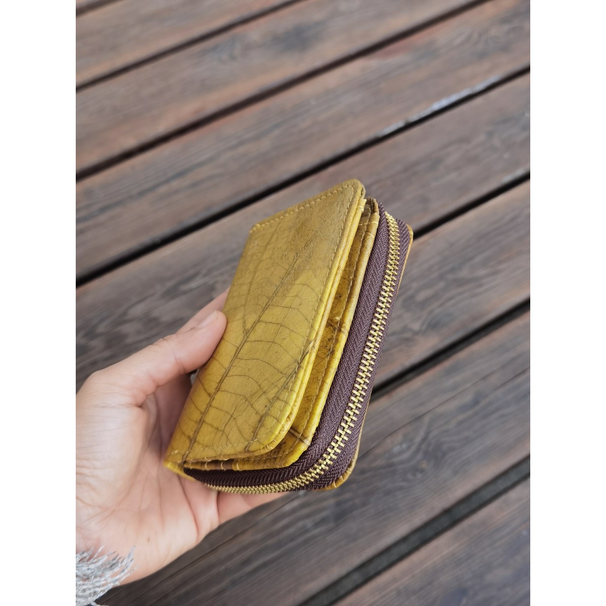 Nachhaltiges Portemonnaie aus recycelten Blättern in gelb mit Zipper – vegan & umweltfreundlich