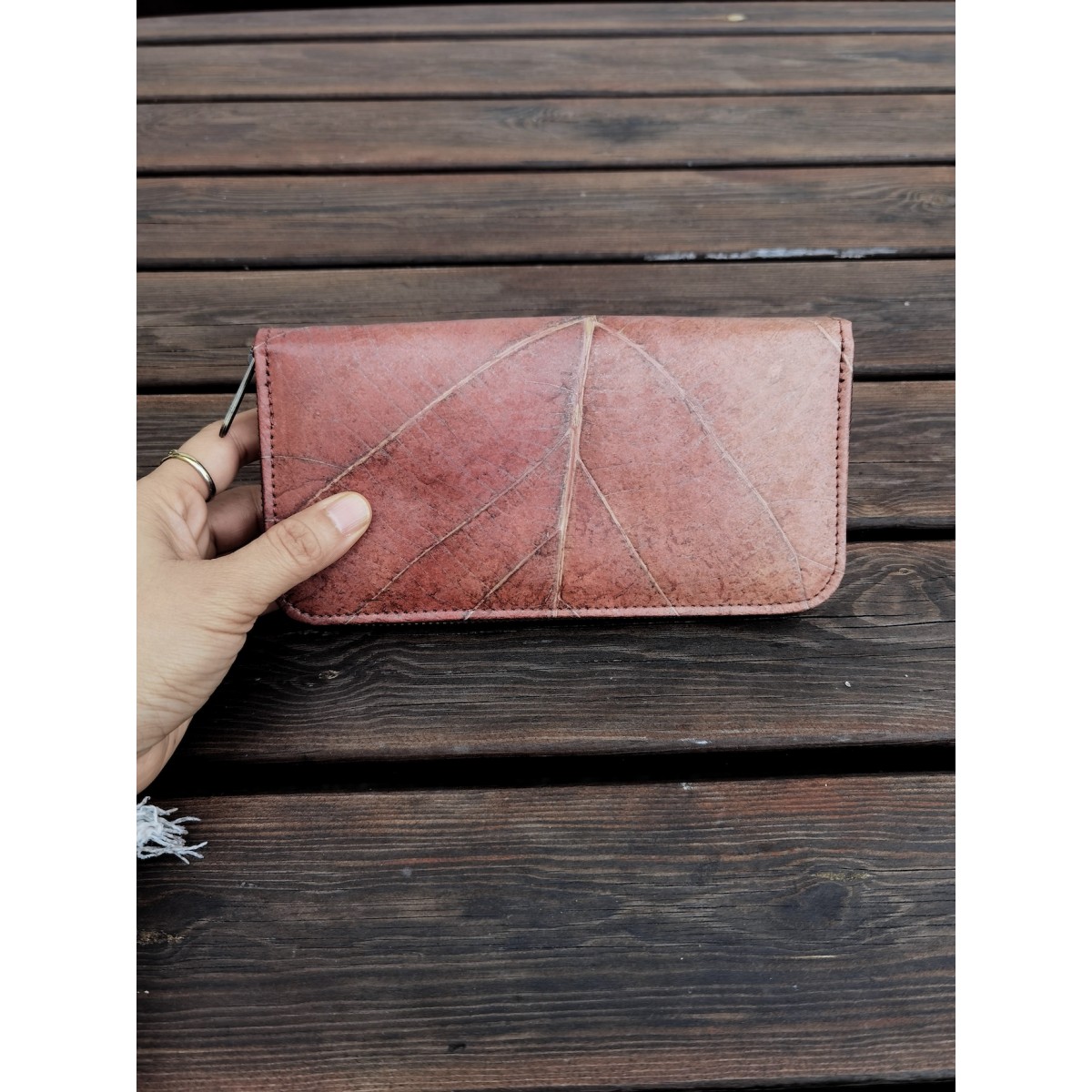 Portemonnaie/ Geldbörse aus recycelten Blättern, Nachhaltige vegan Brieftasche mit Zipper in Rot/ Braun - Vegan & umweltfreundlich