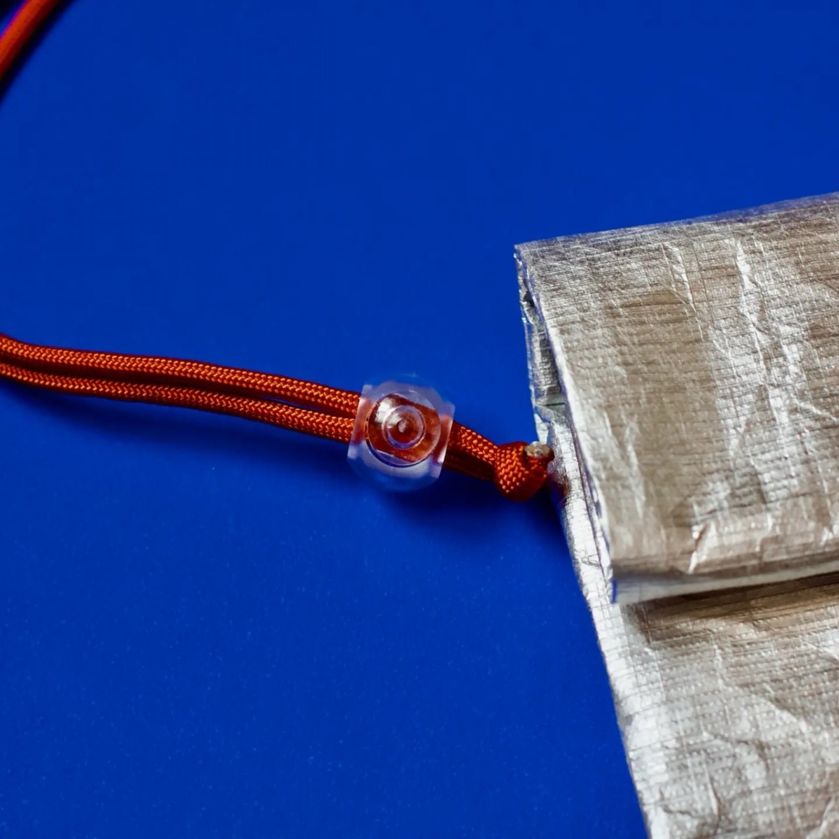  Pikto3000 Mini-Rolltop-Tasche – Silber mit orange Details – Leichte Umhängetasche aus Tyvek®