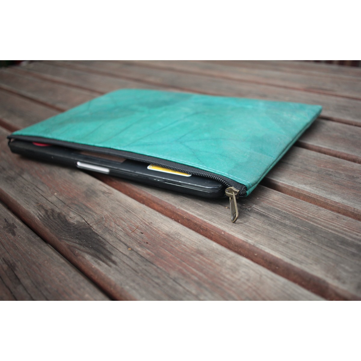 Gefütterte nachhaltige Laptop Hülle 15–16" aus Blattleder – Vegane, handgenähte & wasserabweisende Laptoptasche für MacBook Air/ Pro -türkis