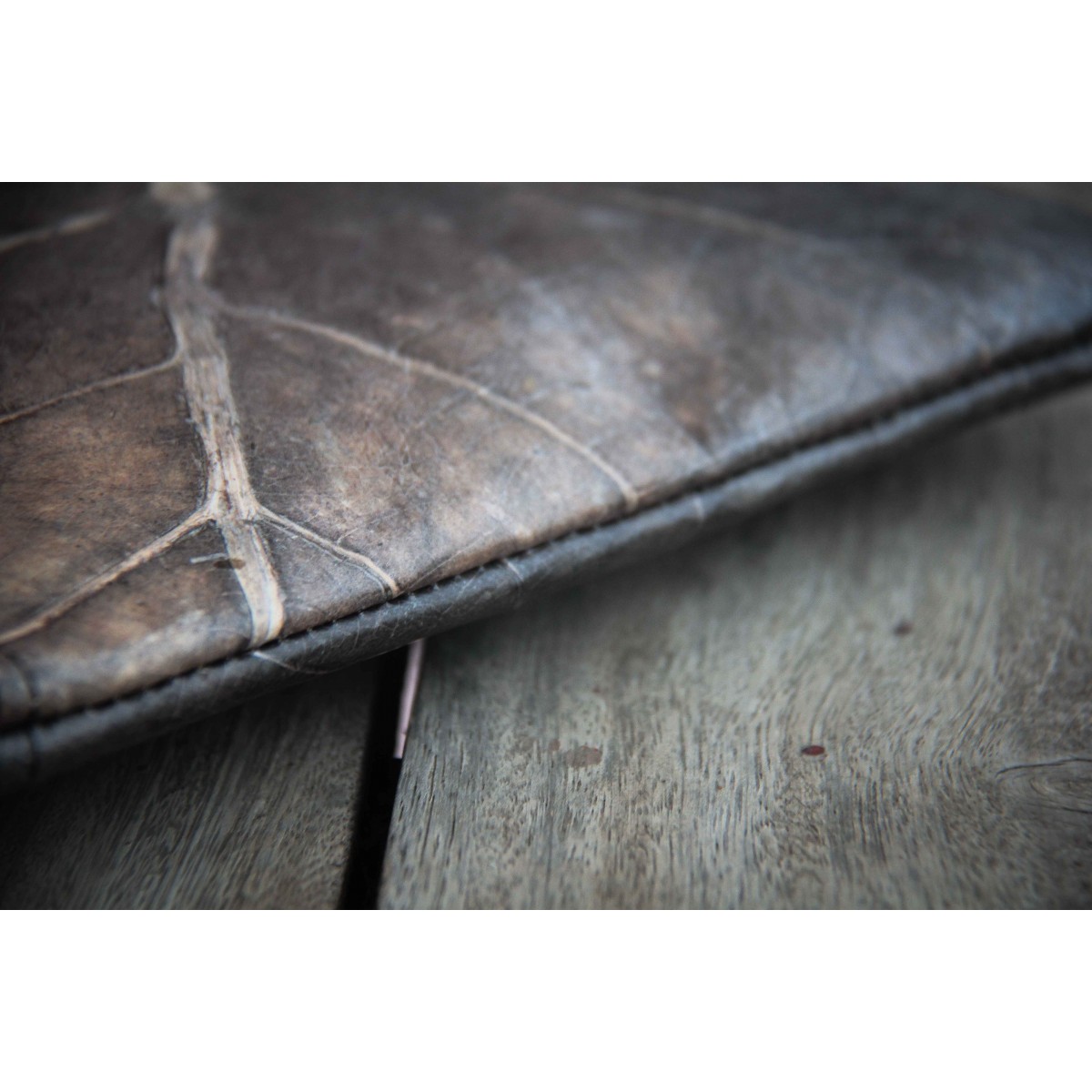 Gefütterte nachhaltige Laptop Hülle 15–16" aus Blattleder – Vegane, handgenähte & wasserabweisende Laptoptasche für MacBook in grau / braun BY COPALA