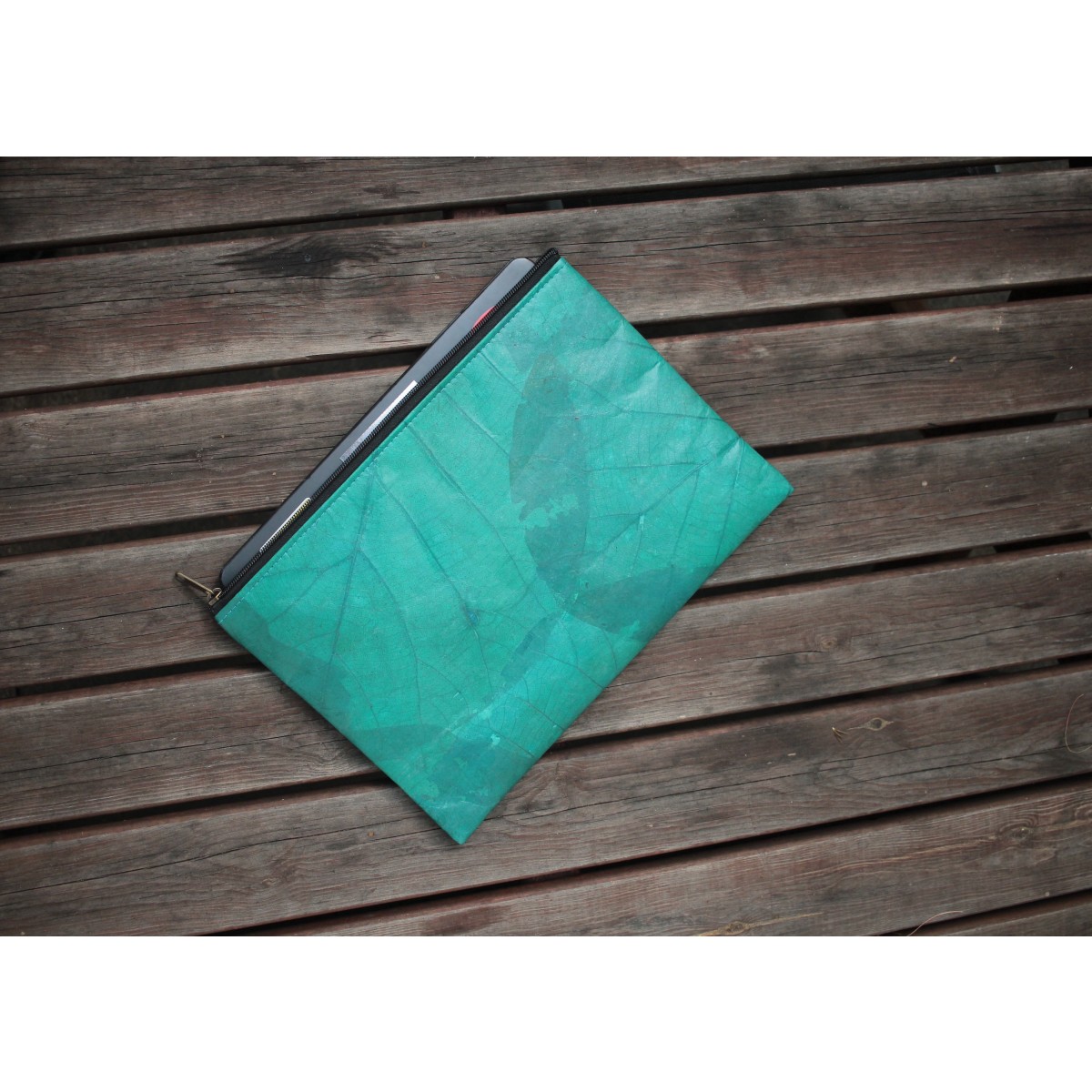 Gefütterte nachhaltige Laptop Hülle 13–14" aus Blattleder – Vegane, handgenähte & wasserabweisende Laptoptasche für MacBook Air/Pro - türkis